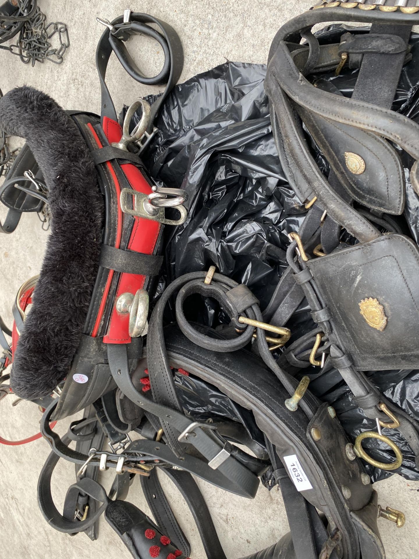 AN ASSORTMENT OF HORSE TACK TO INCLUDE A HARNESS ETC - Image 3 of 7