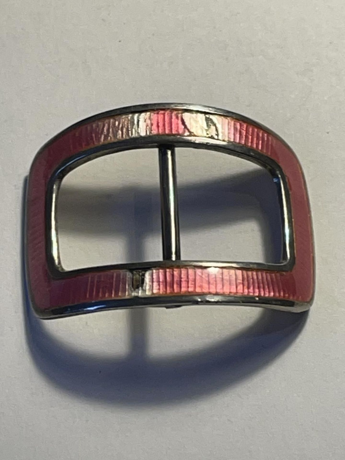 A HALLMARKED BIRMINGHAM 1911 SILVER AND ENAMEL BELT BUCKLE