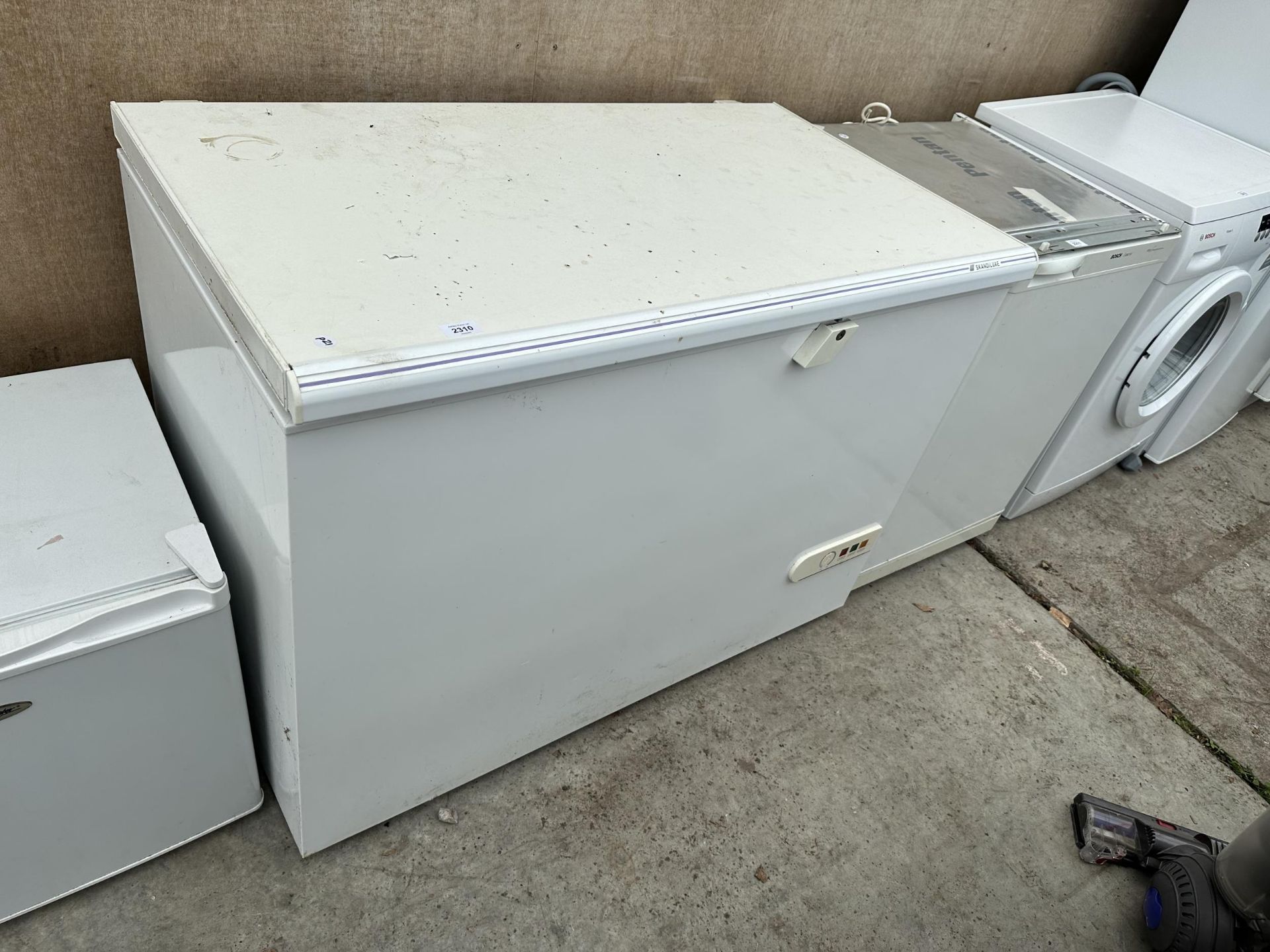 A LARGE WHITE SKANDILUXE CHEST FREEZER