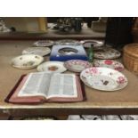 A QUANTITY OF VINTAGE PLATES TO INCLUDE ROYAL COMMEMORATIVE PLUS A 1950'S BIBLE WITH ILLUSTRATIONS