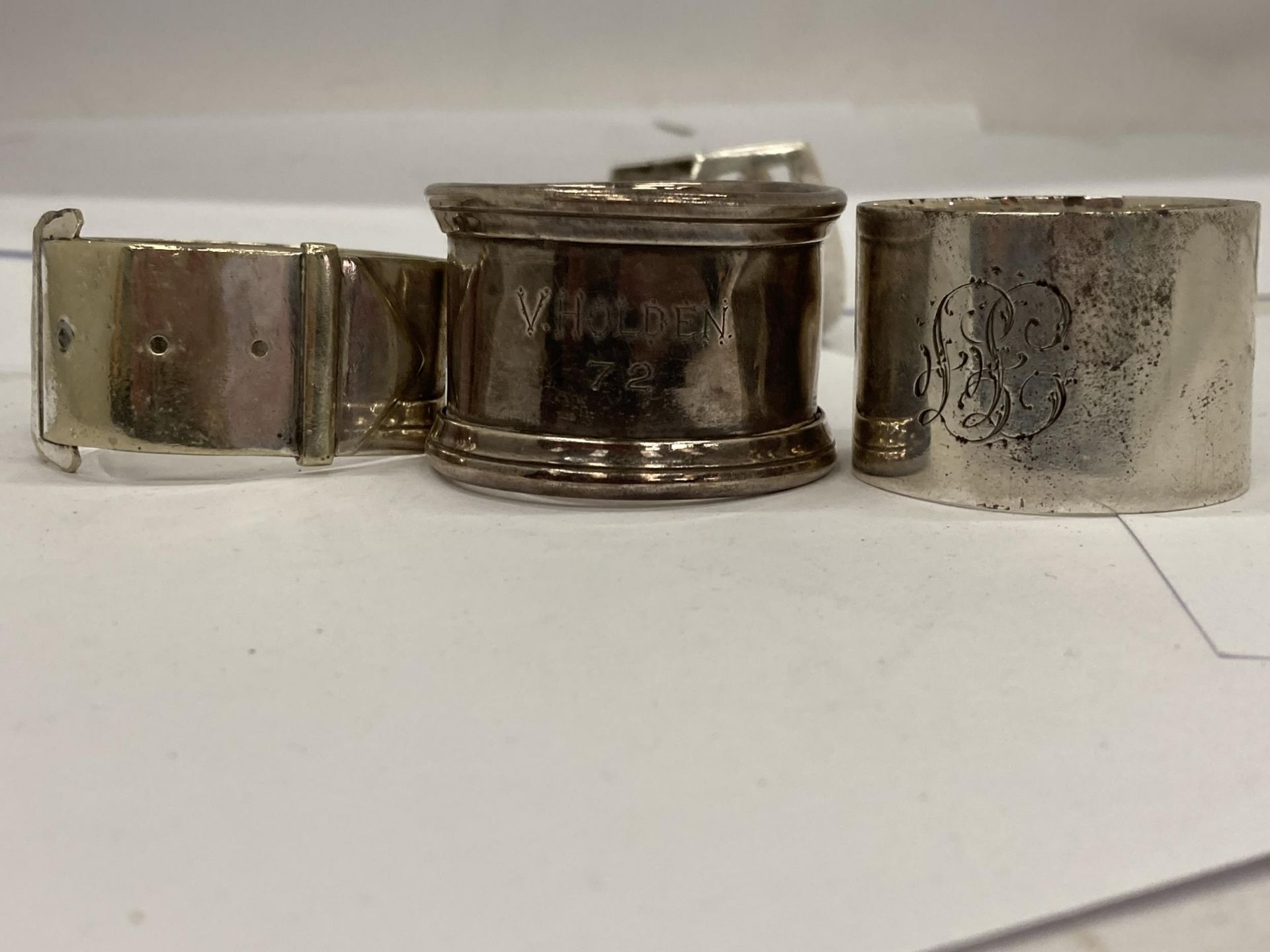A COLLECTION OF FIVE HALLMARKED SILVER NAPKIN RINGS TO INCLUDE BUCKLE DESIGN EXAMPLE ETC - Image 3 of 4