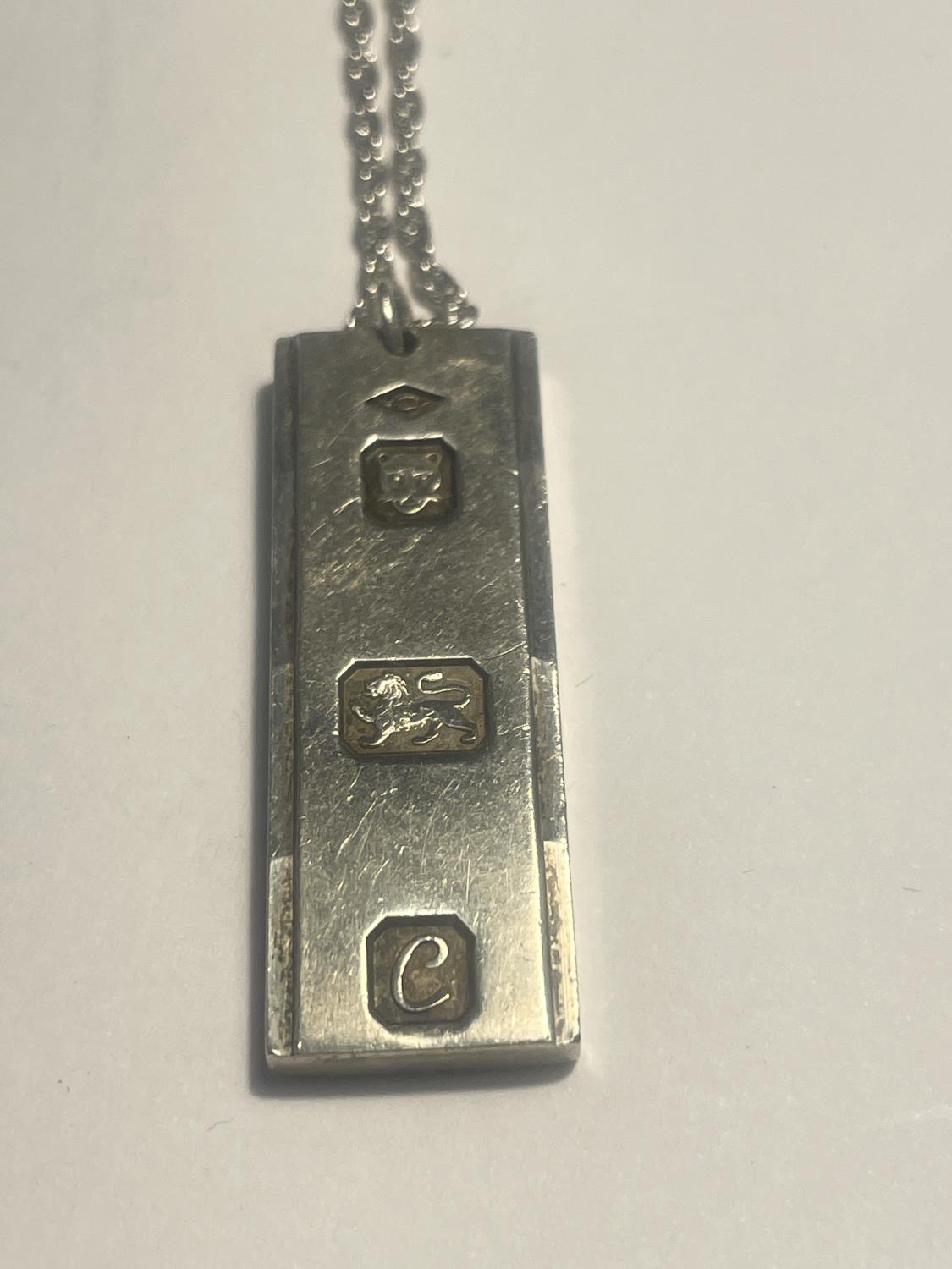 A SILVER NECKLACE WITH INGOT PENDANT - Image 2 of 2