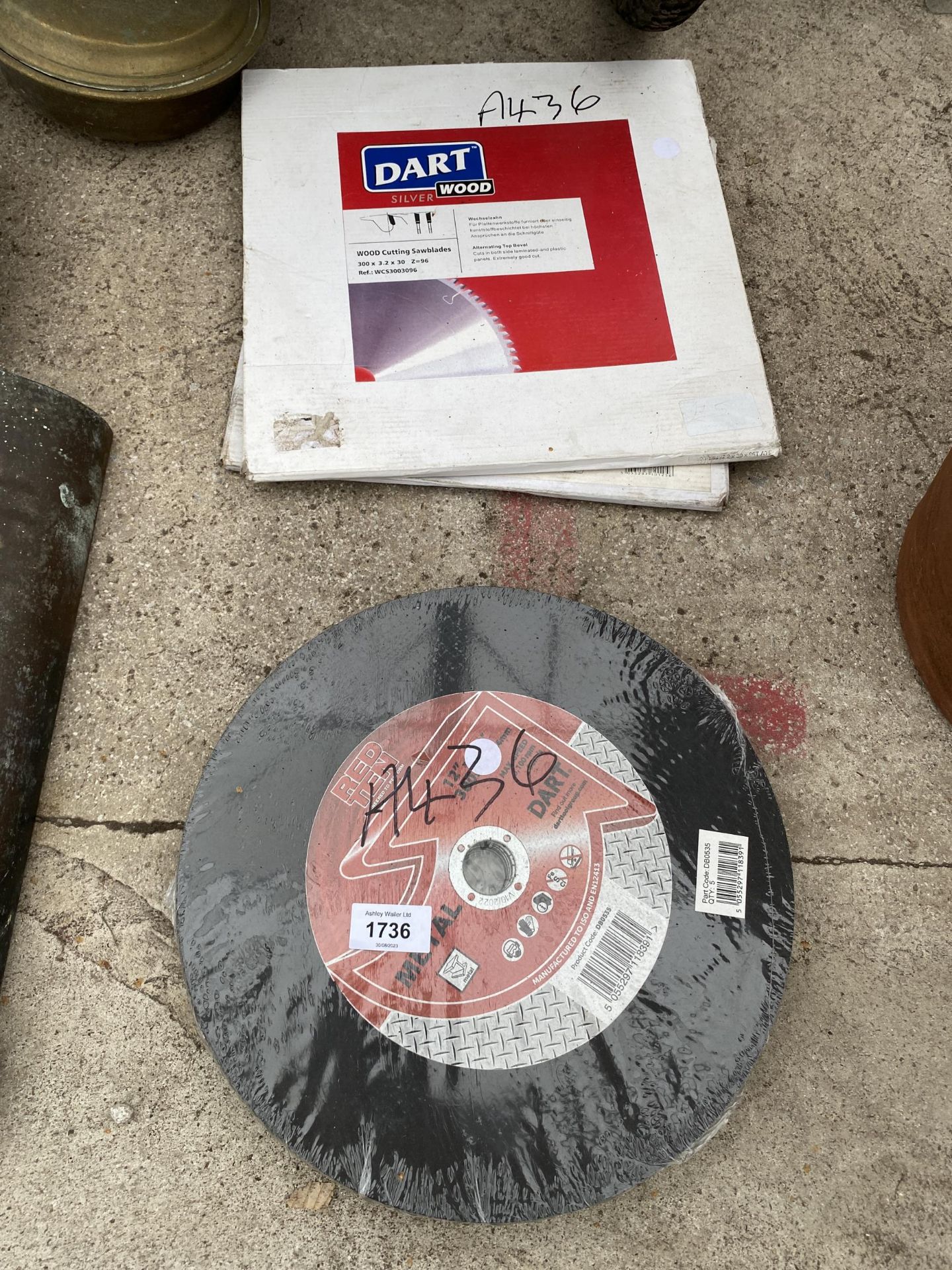 AN ASSORTMENT OF METAL CUTTING DISCS AND WOOD CUTTING SAW BLADES ETC