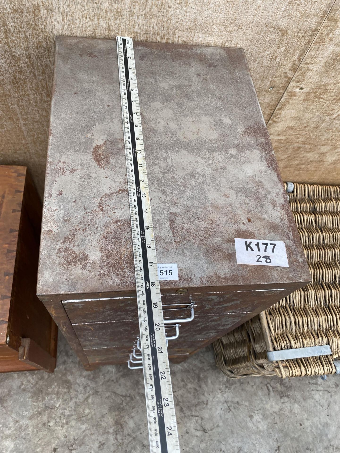 A VINTAGE SIX DRAWER METAL FILING CABINET - Image 4 of 4