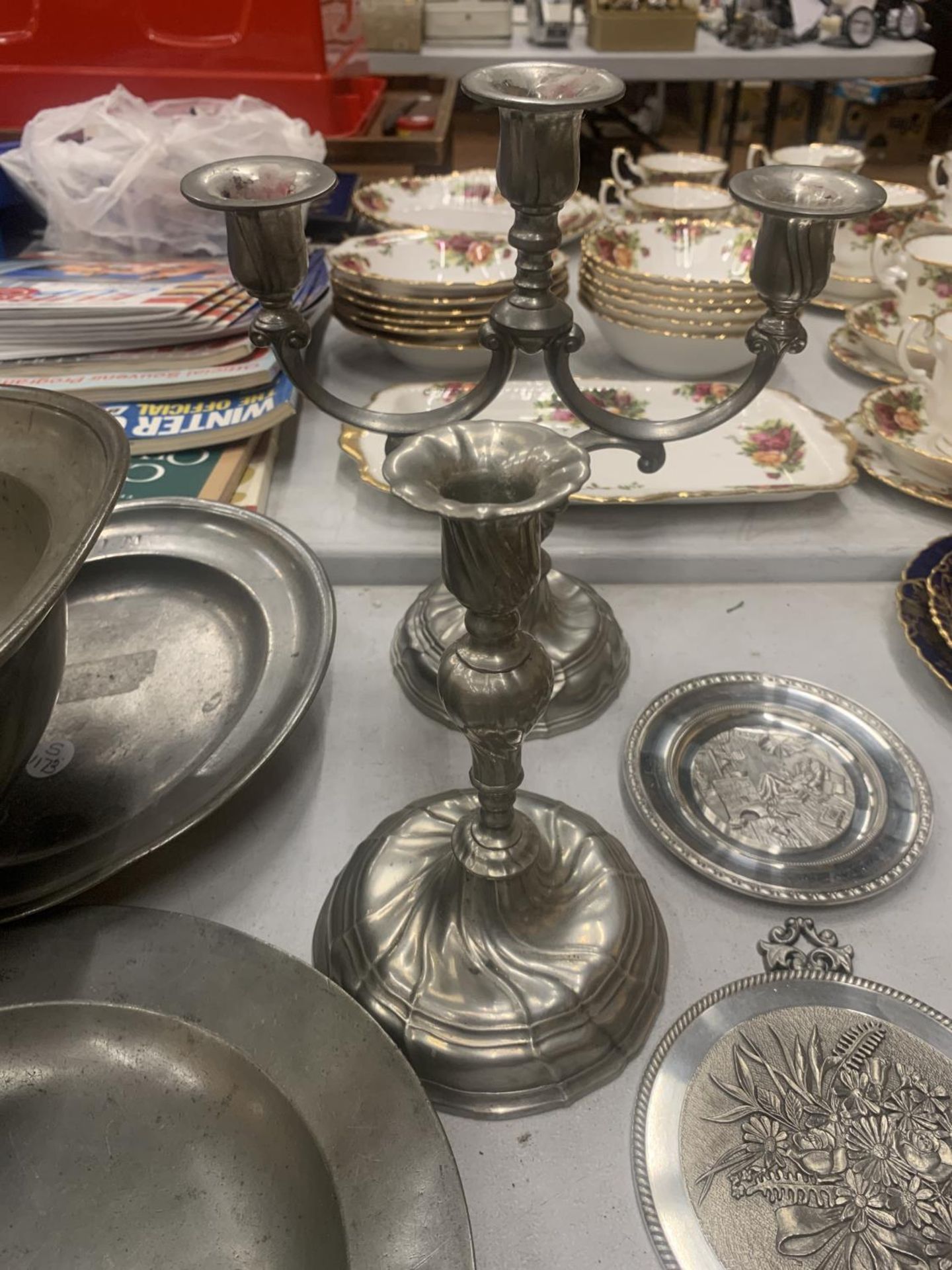 A LARGE QUANTITY OF ANTIQUE AND LATER PEWTER TO INCLUDE PLATES, BOWLS, CANDLESTICKS, ETC - Image 5 of 5