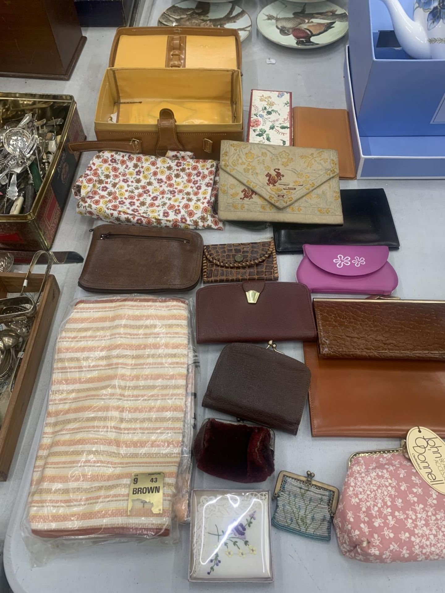 A QUANTITY OF VINTAGE PURSES, ETC TO INCLUDE A LEATHER VANITY CASE, ETC