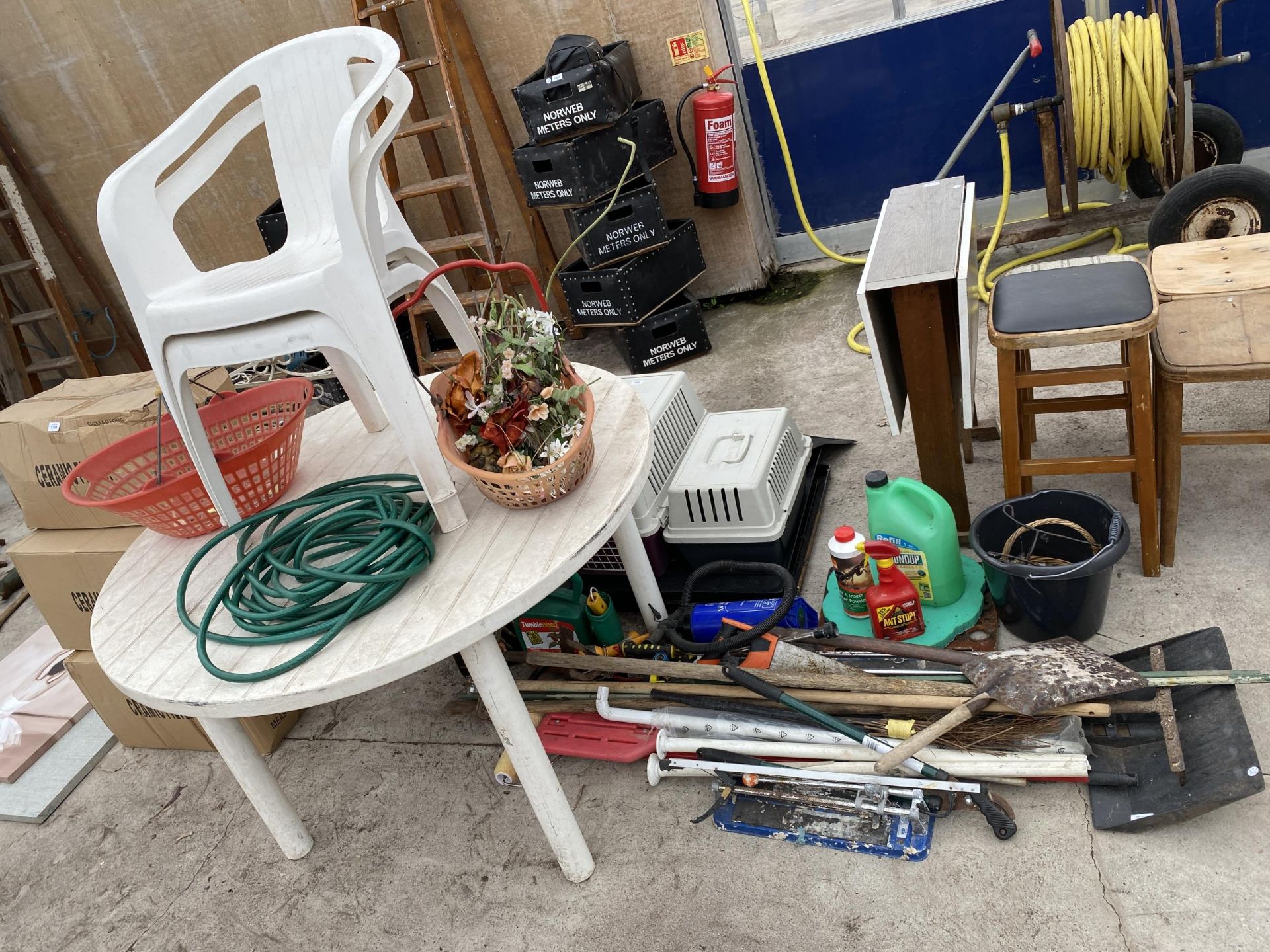 AN ASSORTMENT OF GARDEN ITEMS TO INCLUDE A PLASTIC TABLE AND CHAIRS AND GARDEN TOOLS ETC