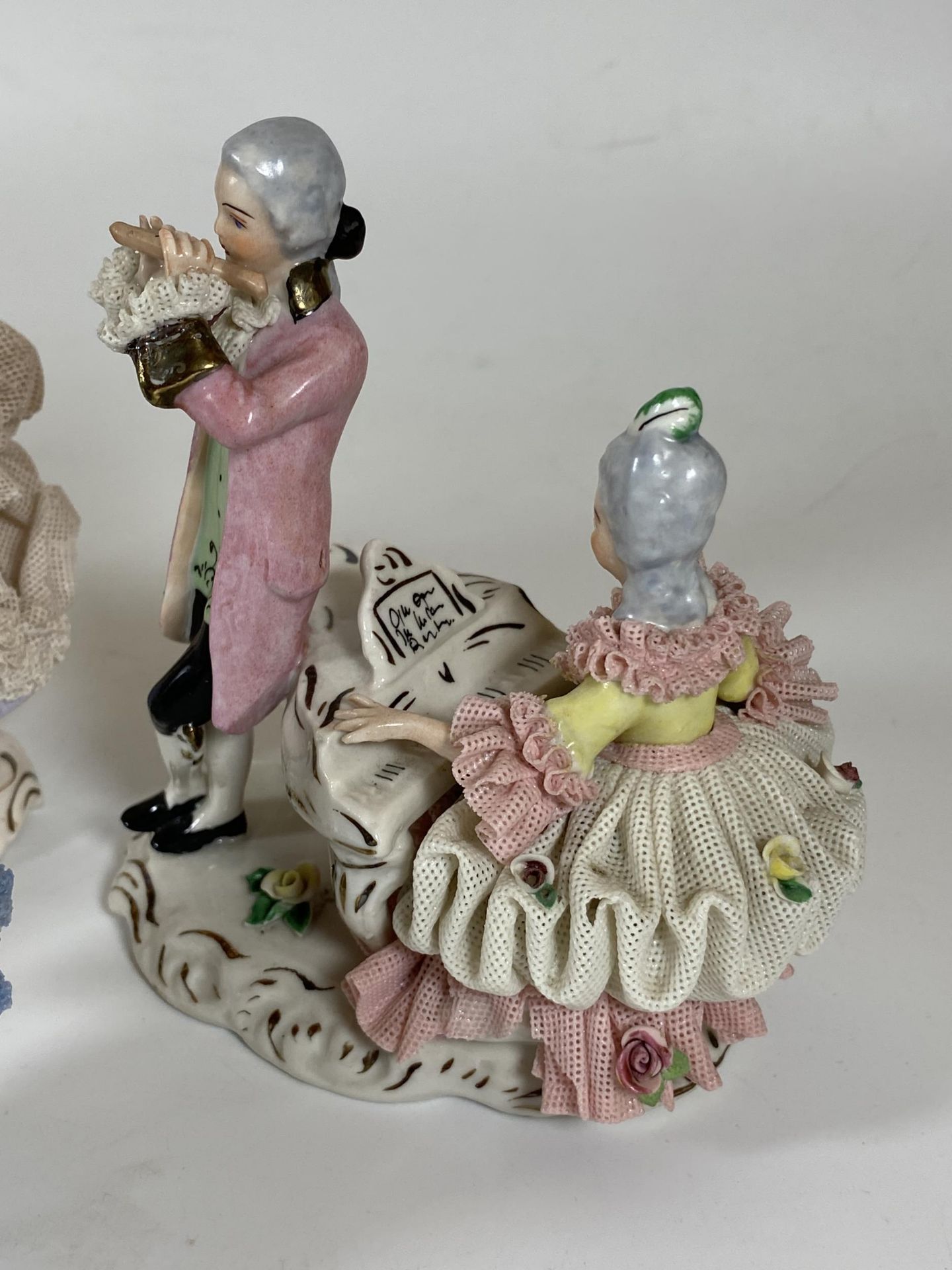 A COLLECTION OF VINTAGE DRESDEN LACE CONTINENTAL FIGURES - Image 4 of 7