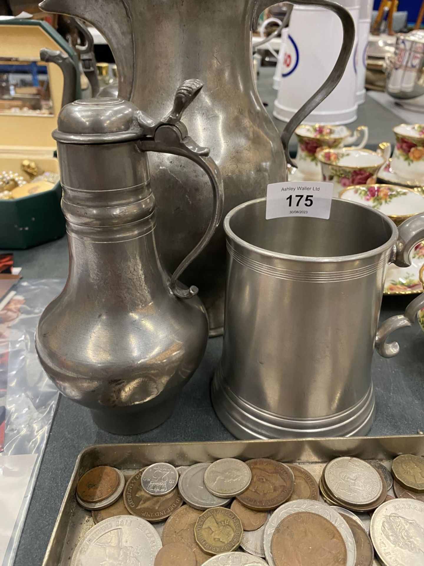 A QUANTITY OF VINTAGE PEWTER TO INCLUDE AN ARTS AND CRAFTS STYLE LARGE JUG, TEAPOT, TANKARD, ETC - 5 - Image 2 of 6