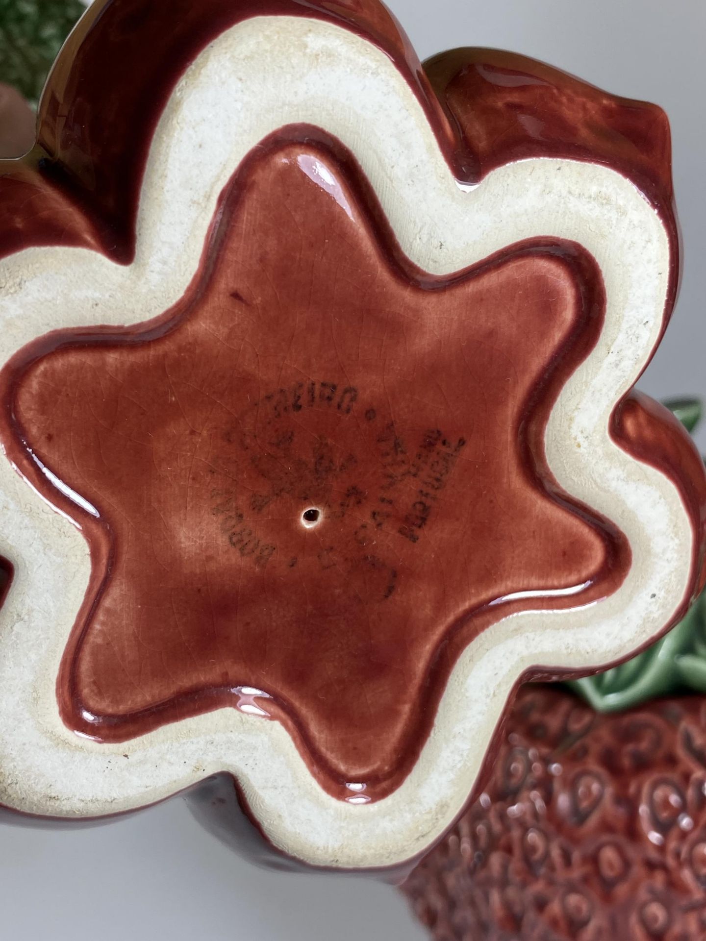 TWO LARGE MAJOLICA STYLE ITEMS - VASE AND STRAWBERRY POT WITH LADLE - Image 4 of 4