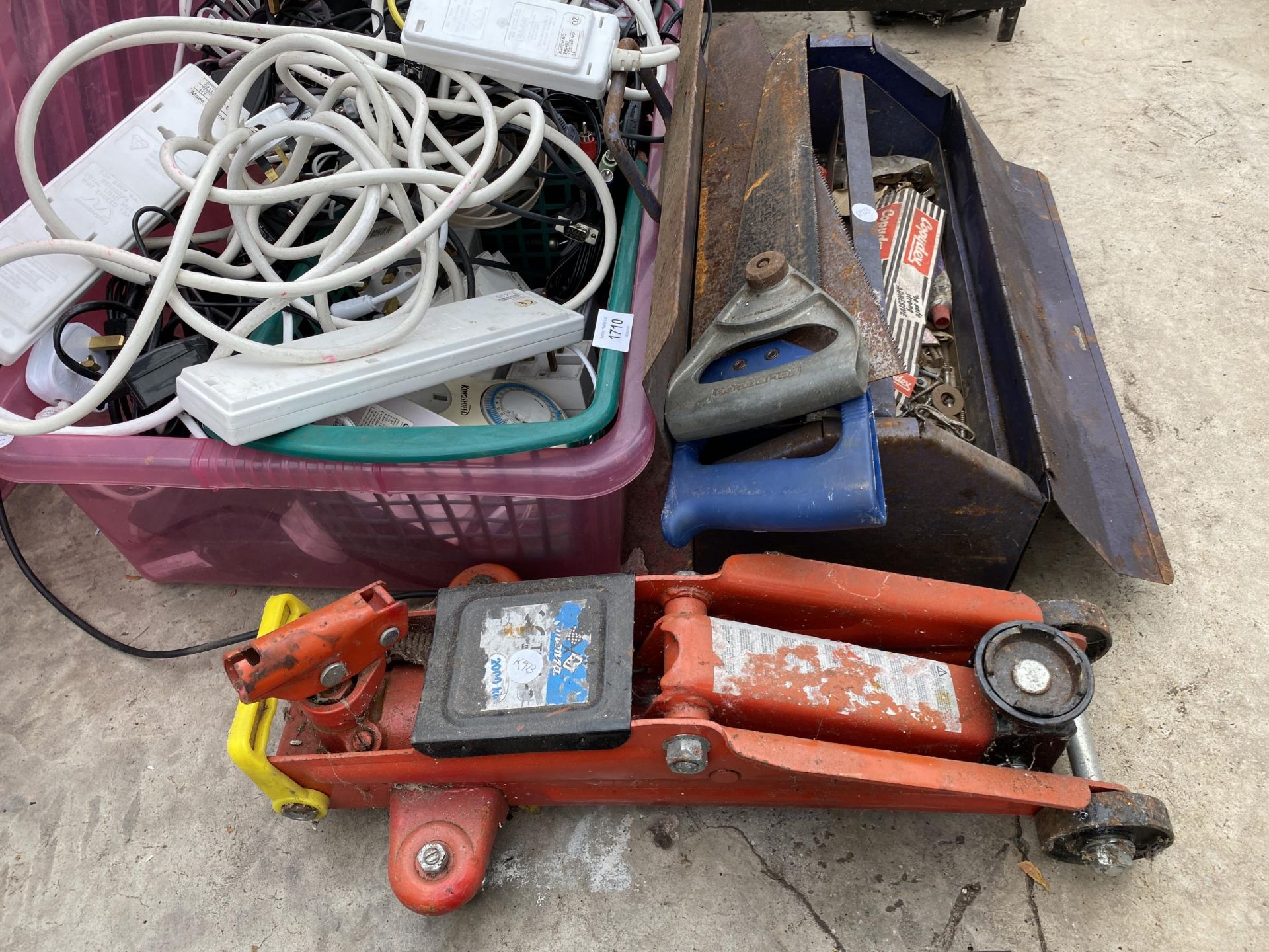 AN ASSORTMENT OF ITEMS TO INCLUDE EXTENSION LEADS, A TROLLEY JACK AND SAWS ETC - Image 3 of 3
