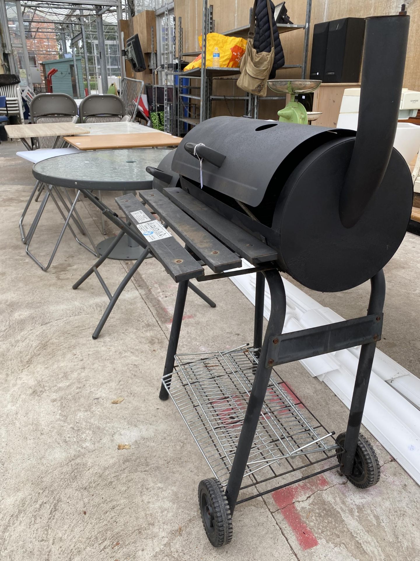 A CHARCOAL BBQ AND A GLASS TOPPED PATIO TABLE - Bild 2 aus 4