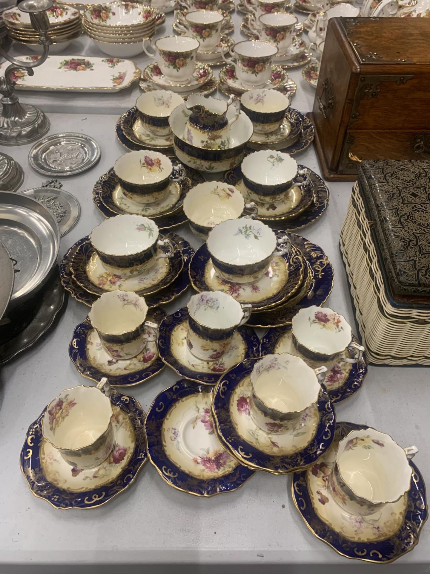 AN ANTIQUE CHINA TEASET TO INCLUDE A SUGAR BOWL, CREAM JUG, CUPS, SAUCERS, AND SIDE PLATES