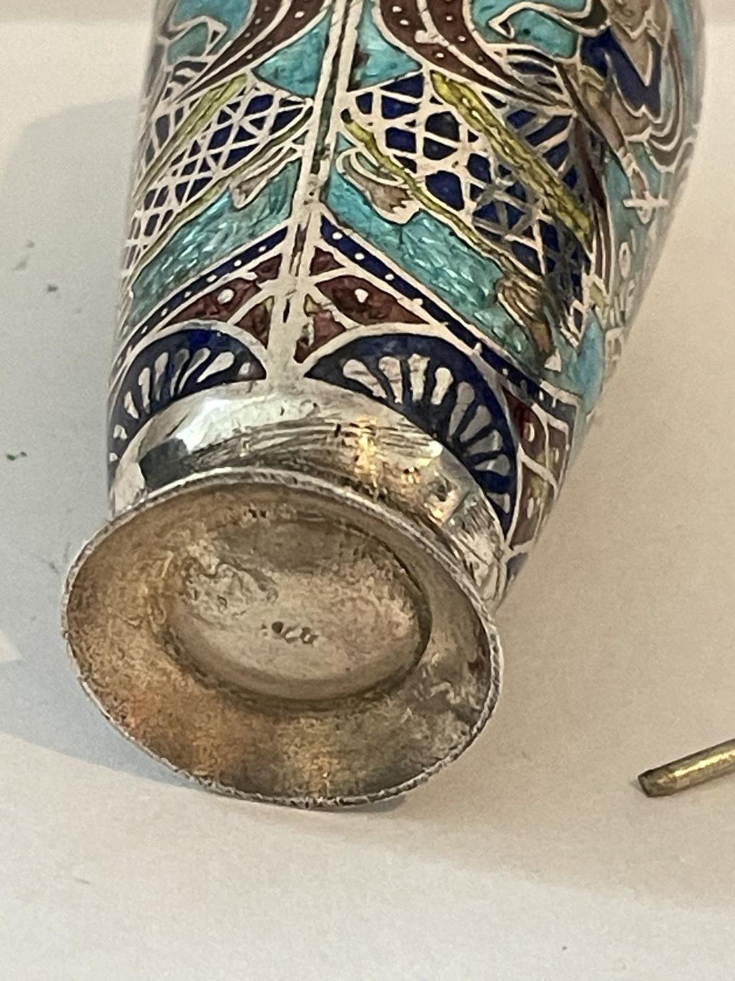 AN ENAMELLED SILVER SCENT BOTTLE - Image 4 of 4