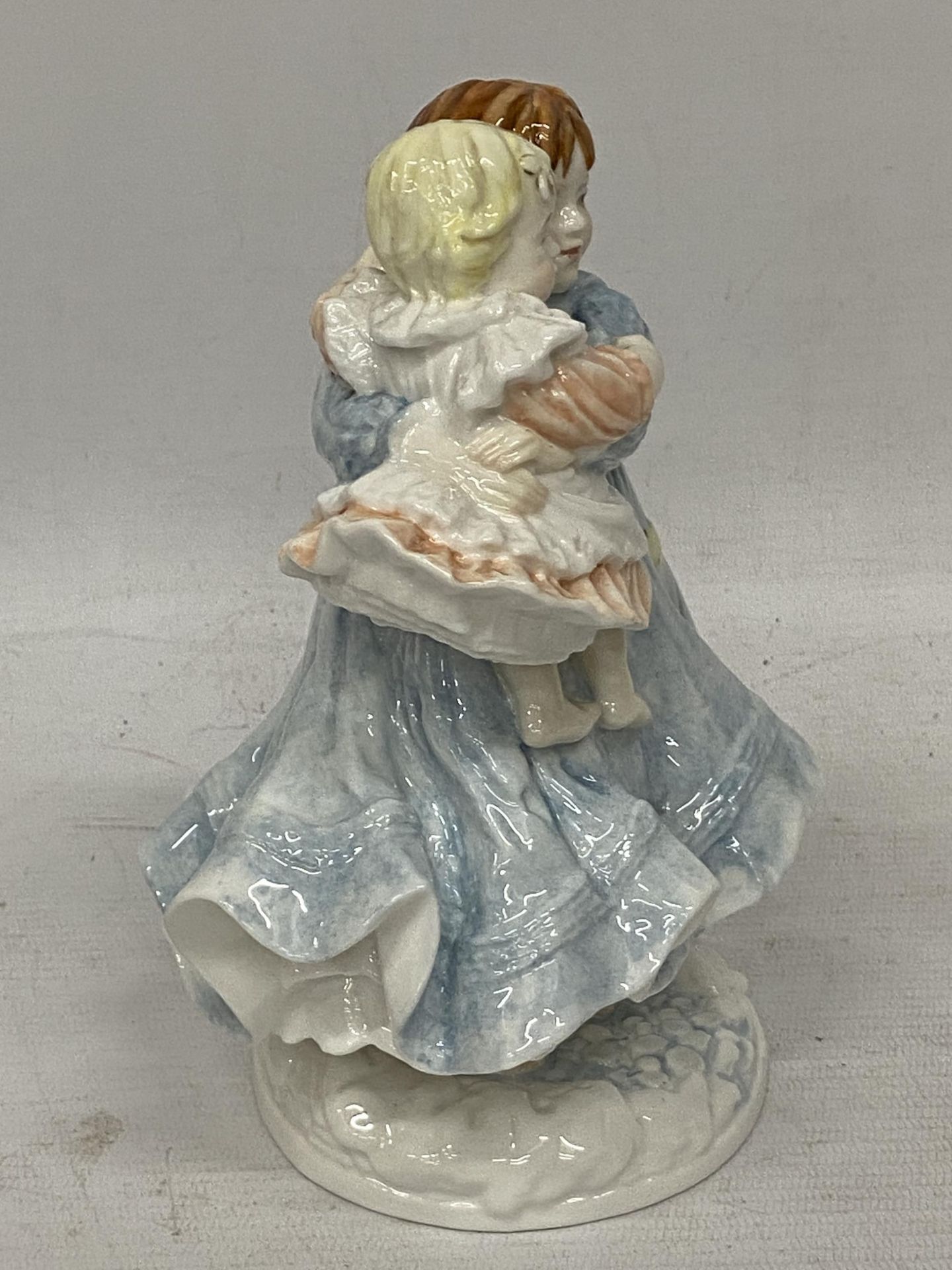 A ROYAL WORCESTER LIMITED EDITION 'LOVE' FIGURE - Image 2 of 4