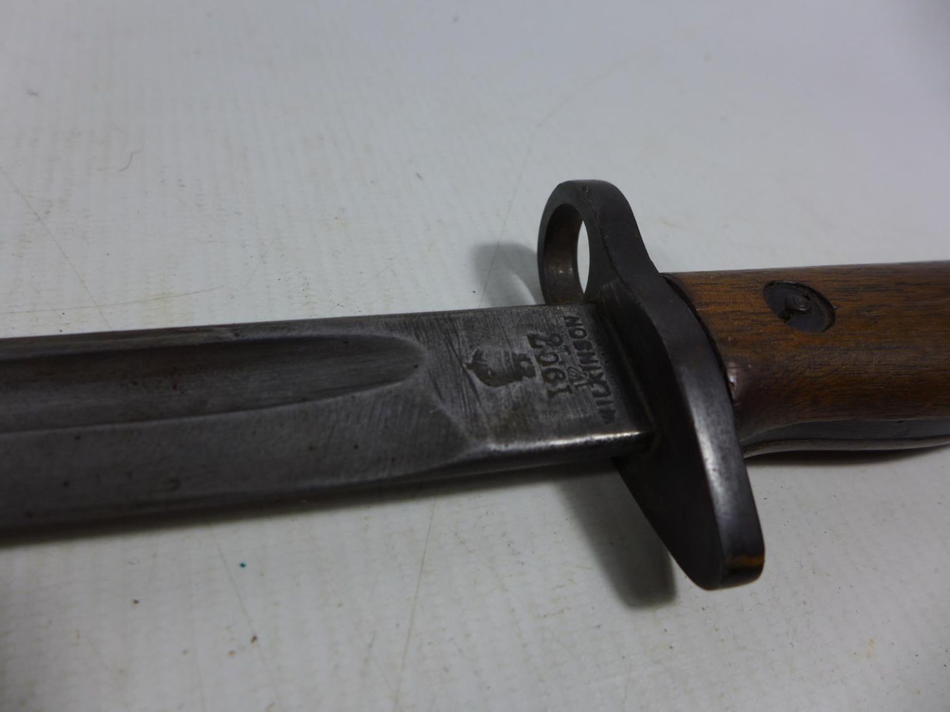 A BRITISH ARMY WORLD WAR I 1907 PATTERN BAYONET AND SCABBARD BY WILKINSON, 43CM BLADE - Image 2 of 7