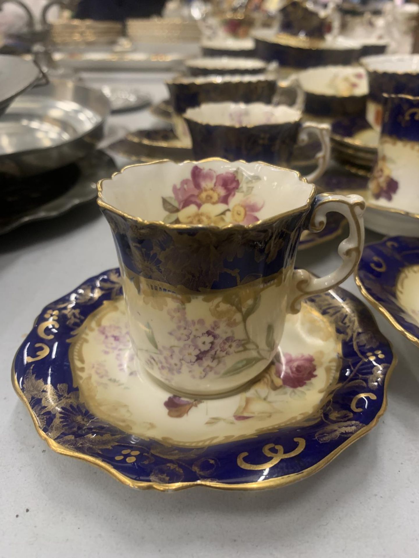 AN ANTIQUE CHINA TEASET TO INCLUDE A SUGAR BOWL, CREAM JUG, CUPS, SAUCERS, AND SIDE PLATES - Image 2 of 5