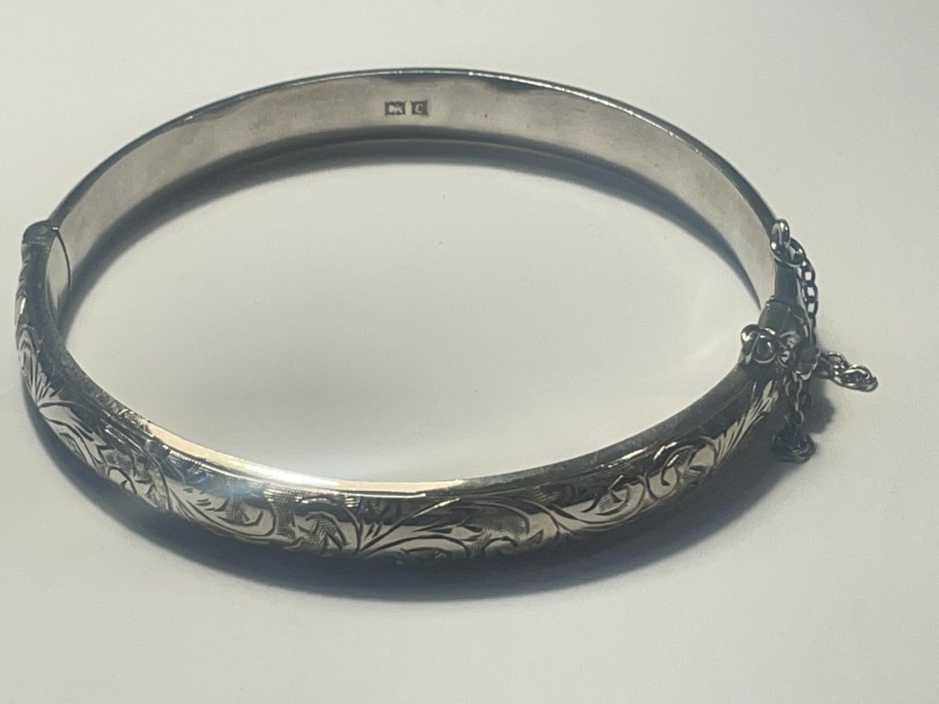 A SILVER BANGLE AND NECKLACE - Bild 2 aus 3