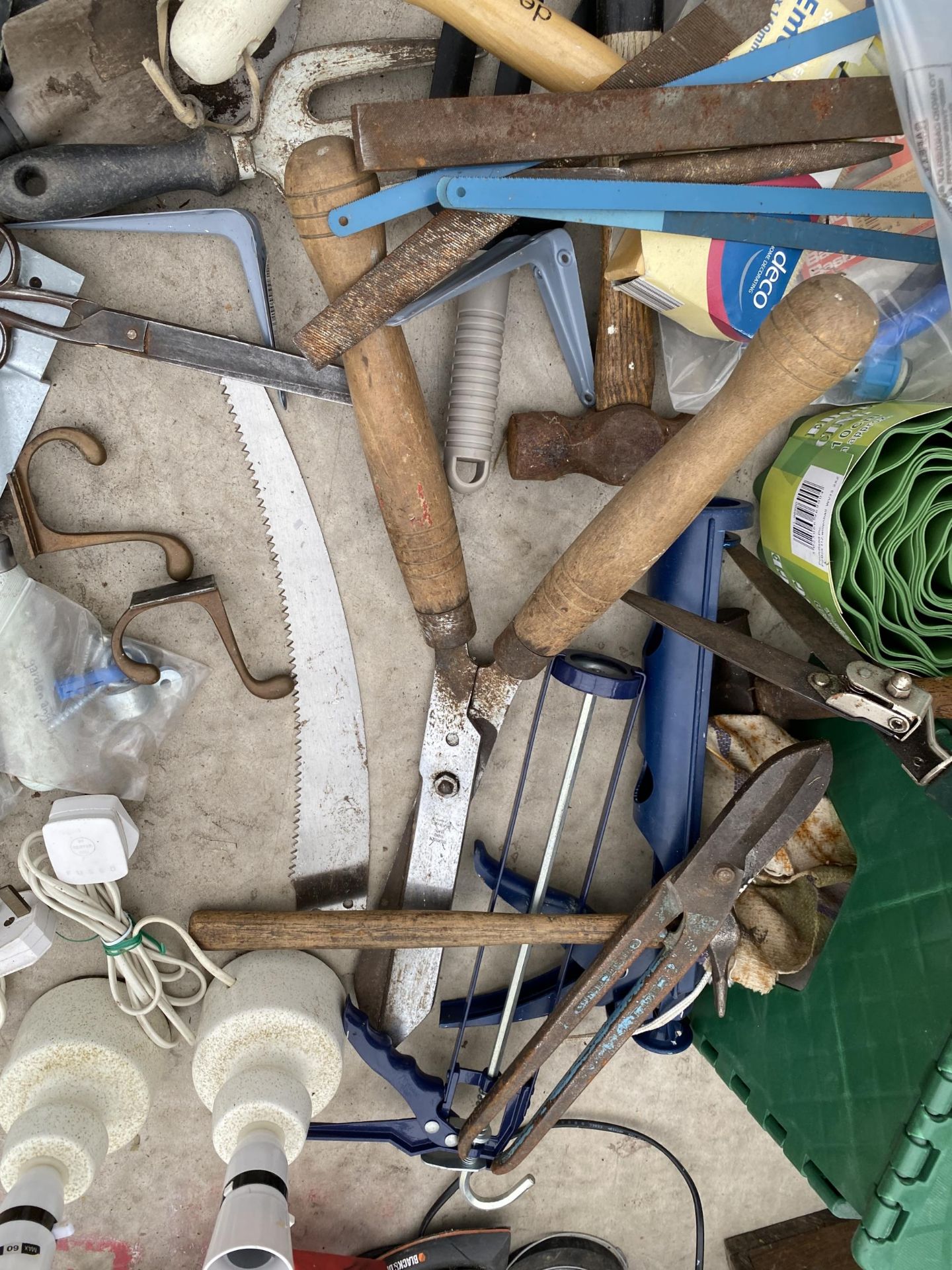 AN ASSORTMENT OF TOOLS TO INCLUDE FILES, SHEARS AND SAWS ETC - Bild 5 aus 5