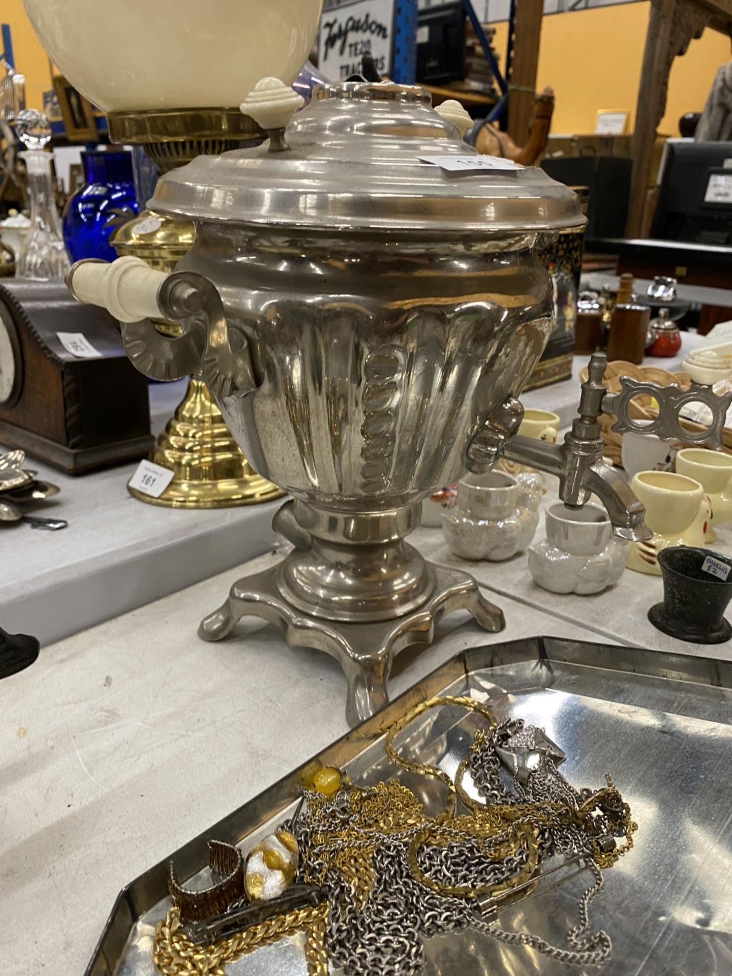 A VINTAGE CHROME TEA URN - Image 3 of 3