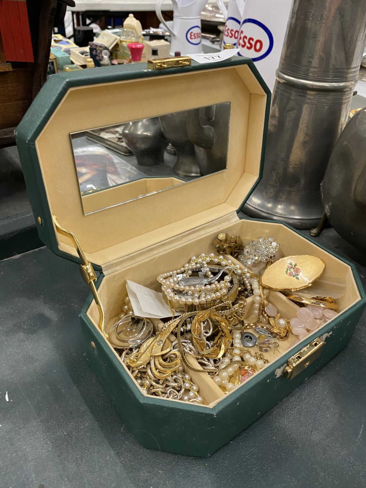 A QUANTITY OF VINTAGE COSTUME JEWELLERY TO INCLUDE PEARLS, NECKLACES, BROOCHES, ETC IN A GREEN - Image 2 of 3