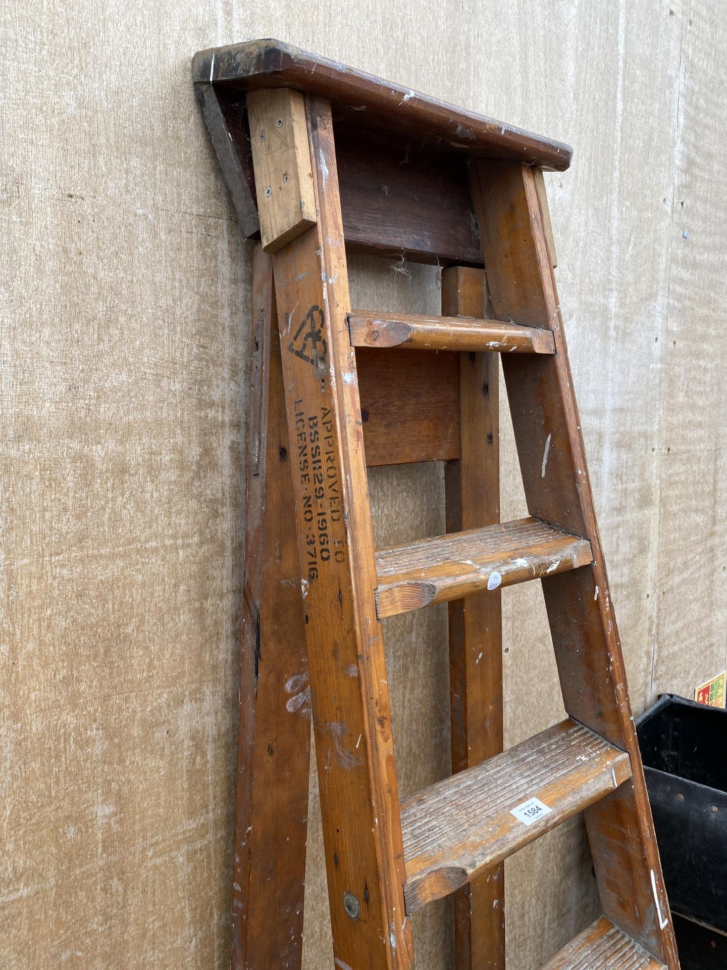 A VINTAGE EIGHT RUNG WOODEN STEP LADDER DATED 1960 AND BELIEVED TO BE FROM NORWEB - Bild 2 aus 5