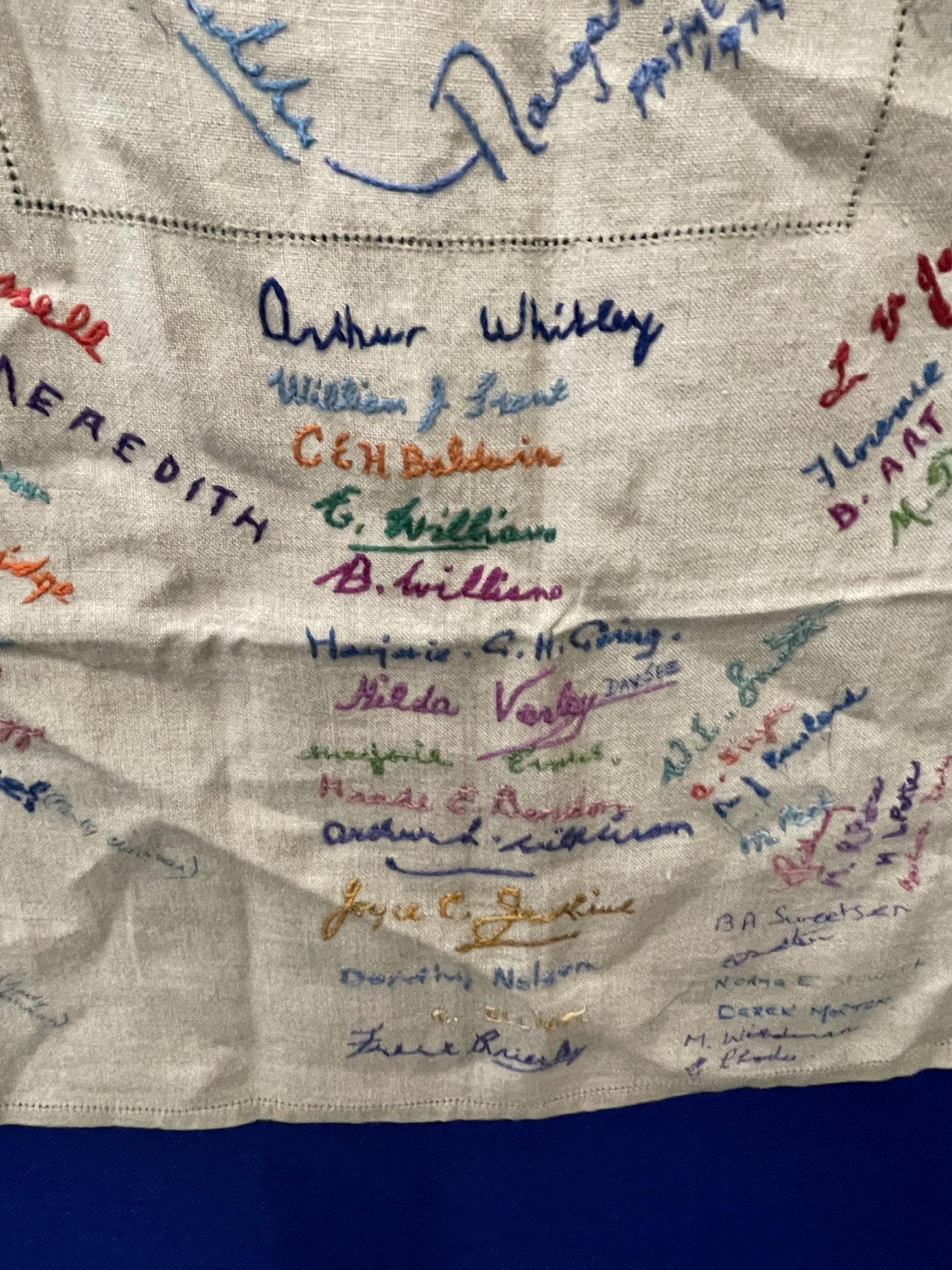 A LARGE VINTAGE CLOTH WITH SIGNATURES AND EMBROIDERED NAMES INCLUDING MARGARET THATCHER - Image 4 of 9