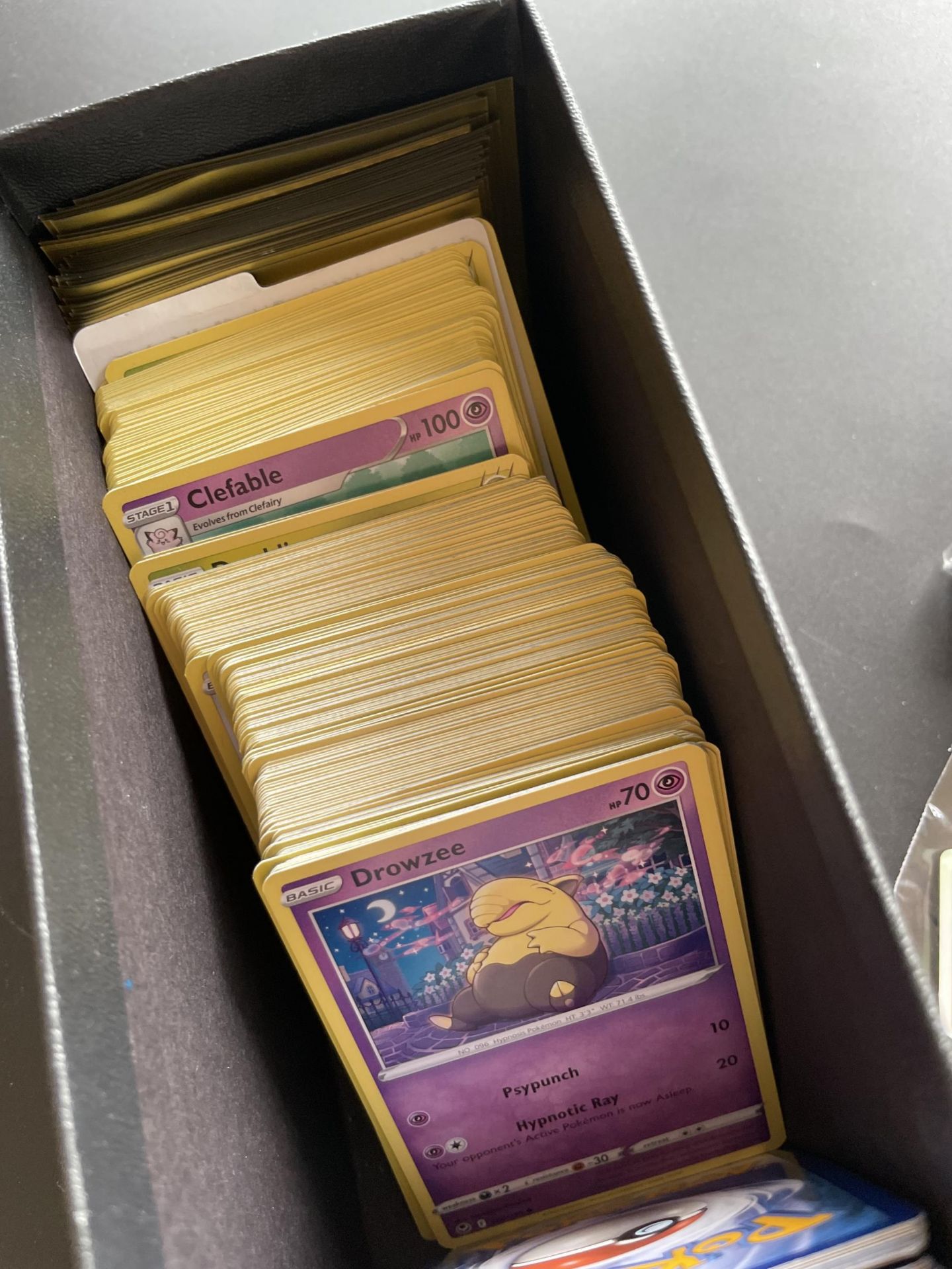 A TRAINER BOX OF ASSORTED POKEMON CARDS, GAME TOKENS, HOLOS ETC - Image 5 of 6