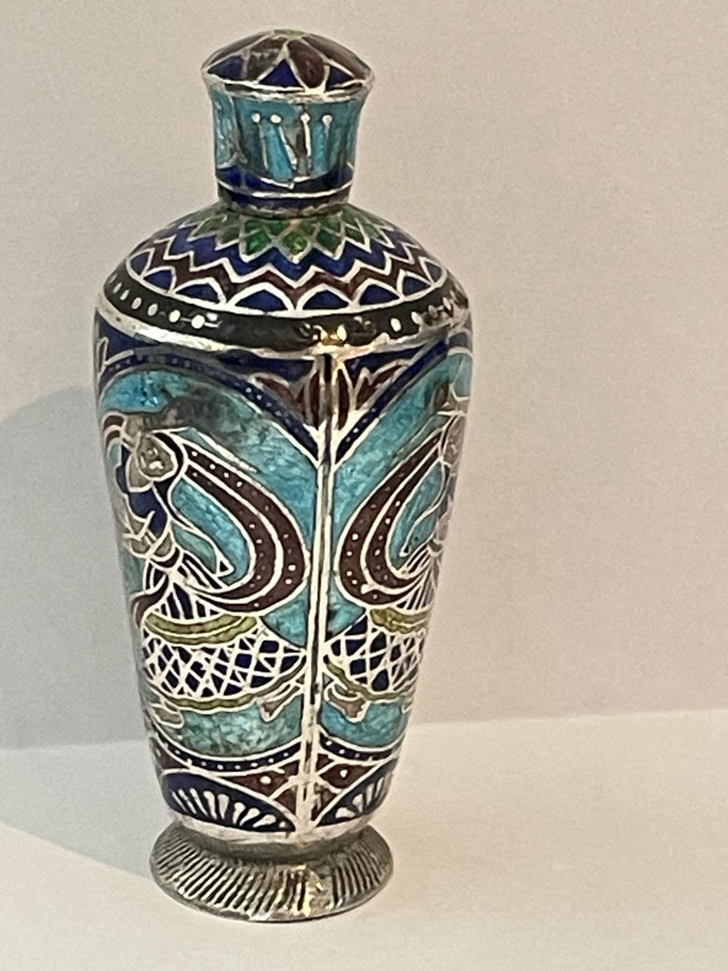 AN ENAMELLED SILVER SCENT BOTTLE - Image 2 of 4
