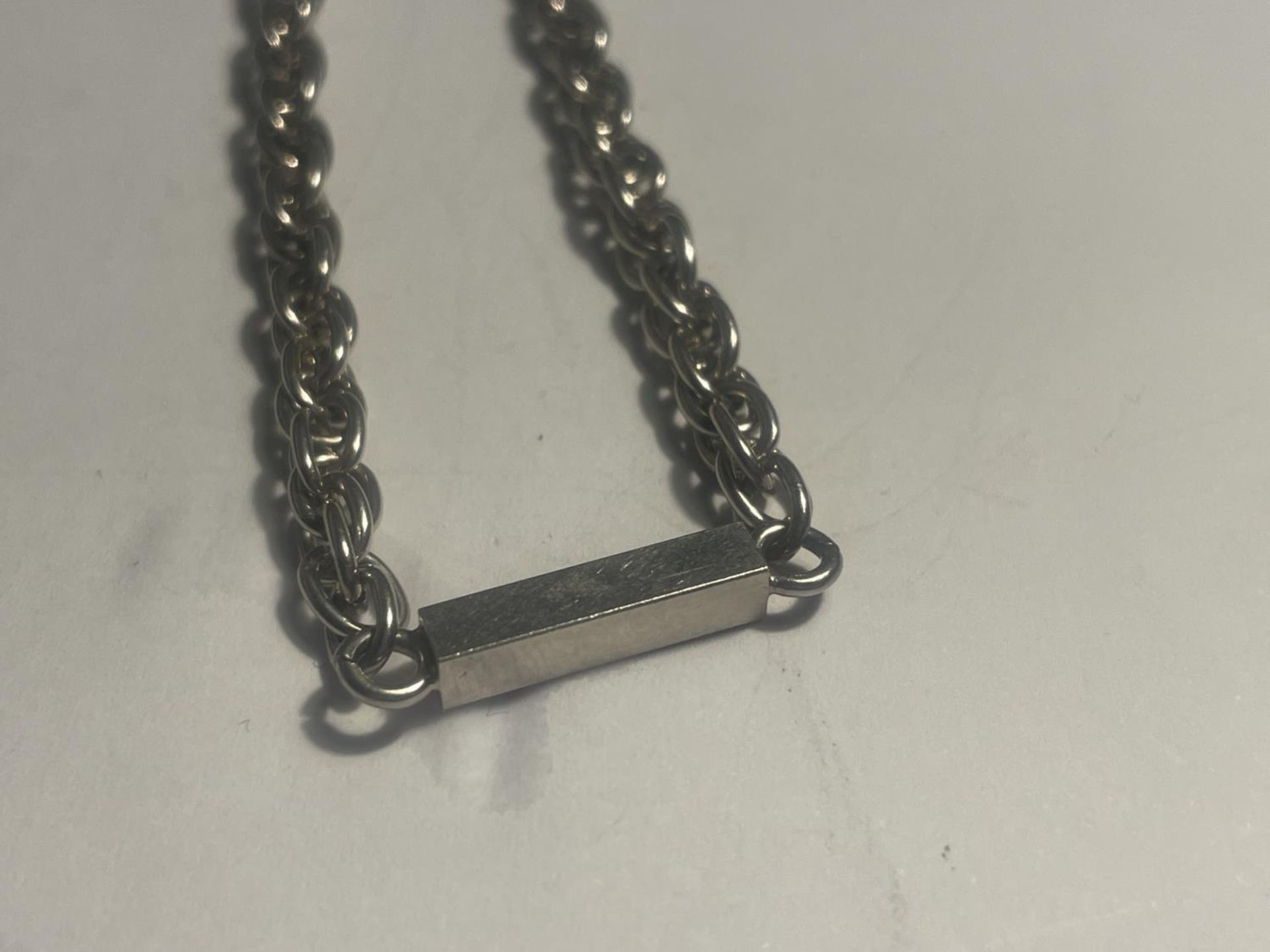 A SILVER BLOCK AND CHAIN BRACELET - Image 2 of 3