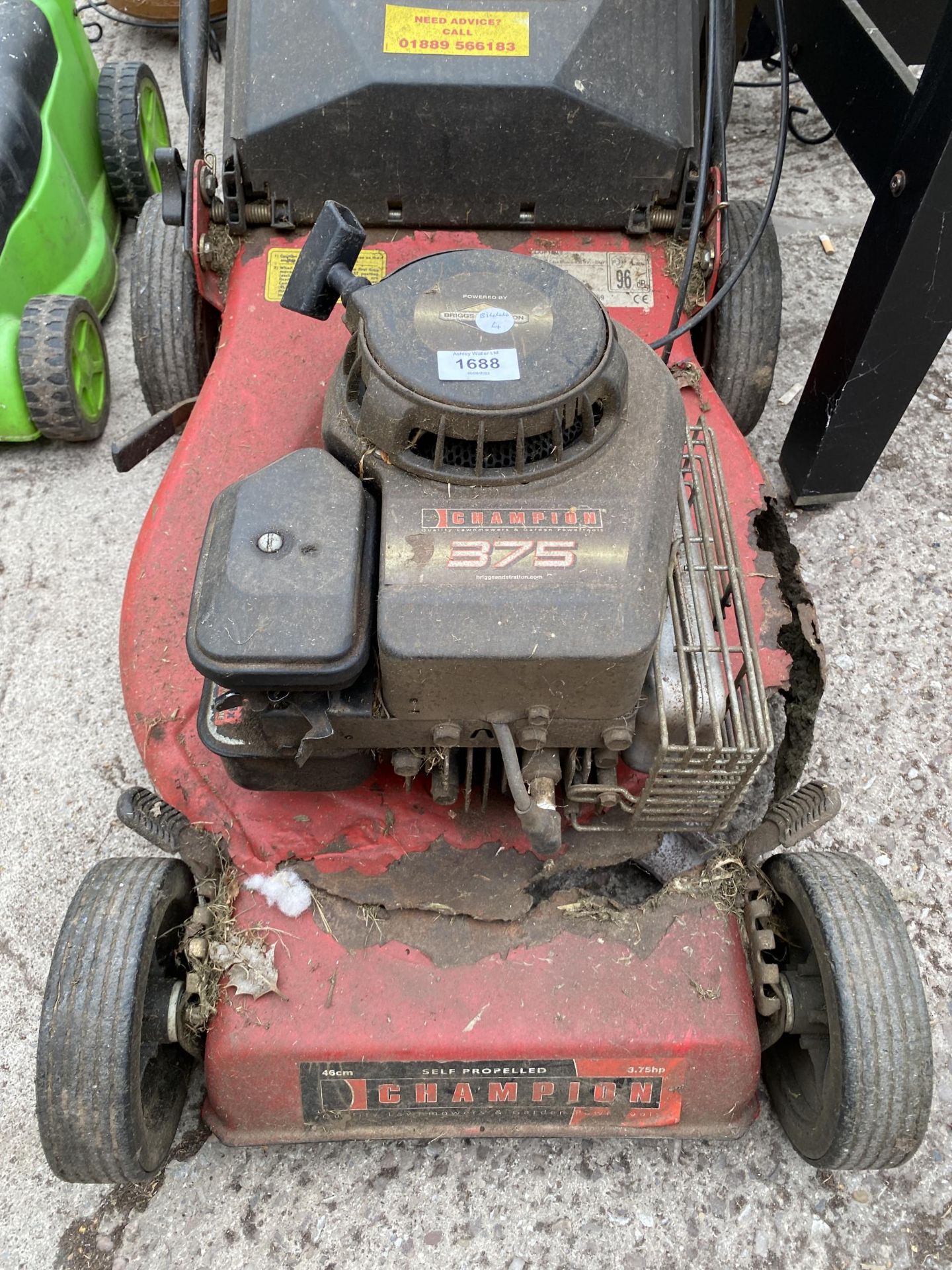 A SELF PROPELLED CHAMPION 375 PETROL LAWN MOWER WITH GRASS BOX (LARGE HOLE TO THE DECK) - Bild 2 aus 3