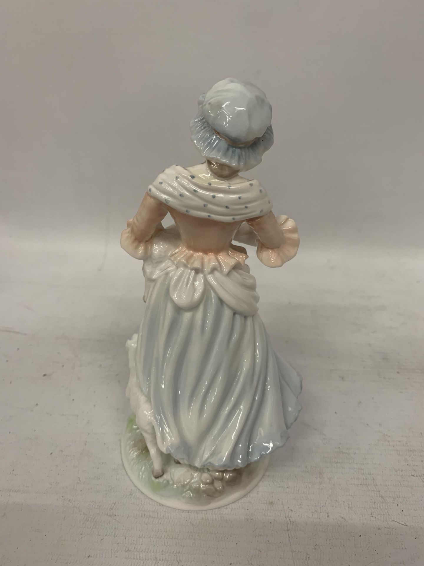 A ROYAL WORCESTER OLD COUNTRY WAYS 'THE SHEPHERDESS' FIGURE - Image 2 of 3