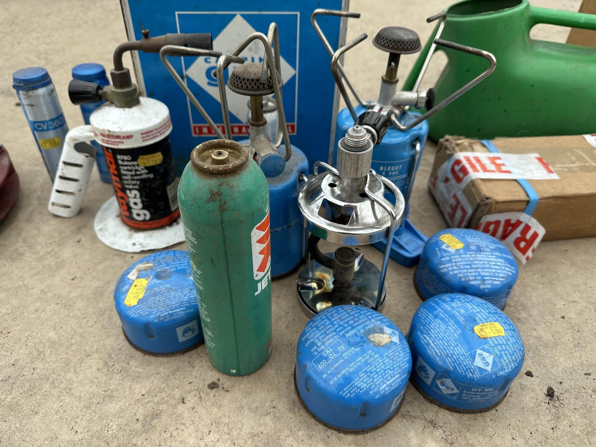 AN ASSORTMENT OF CAMPING STOVES AND GAS ETC - Bild 2 aus 3