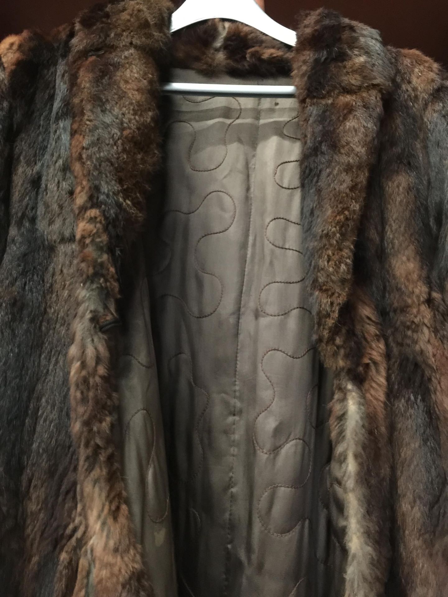 A VINTAGE LADIES FUR COAT - Image 2 of 2