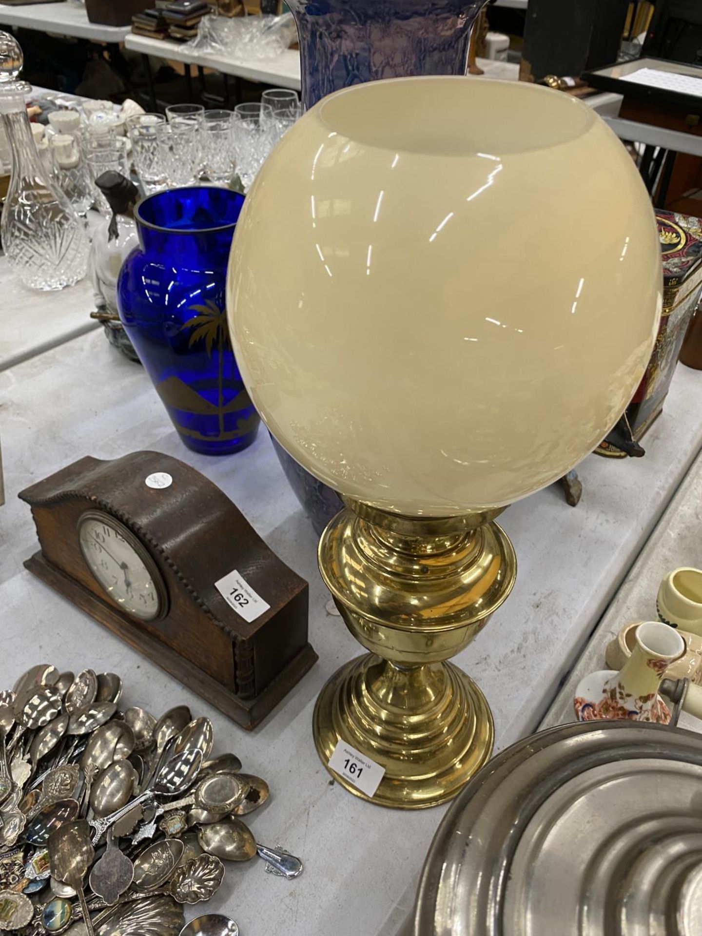 A VINTAGE BRASS OIL LAMP WITH A GLASS SHADE - Image 2 of 2