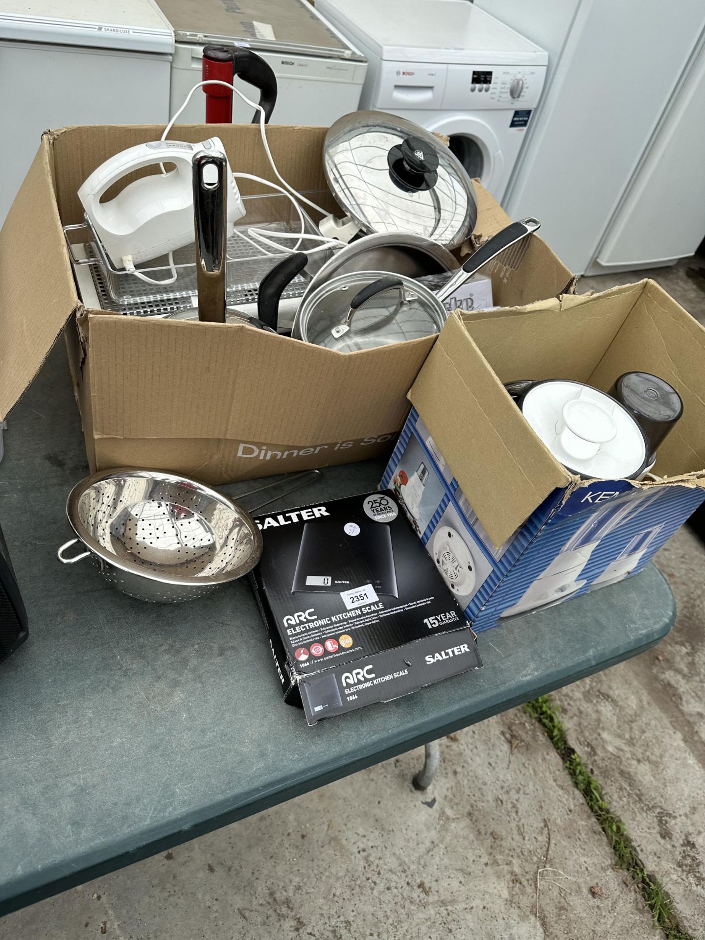 AN ASSORTMENT OF ITEMS TO INCLUDE A FOOD PROCESSOR AND SALTER SCALES ETC