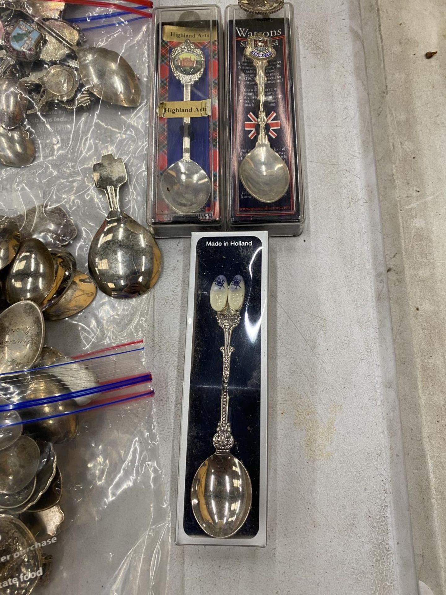 A LARGE COLLECTION OF VINTAGE COLLECTABLE SOUVENIR SPOONS - Image 3 of 3