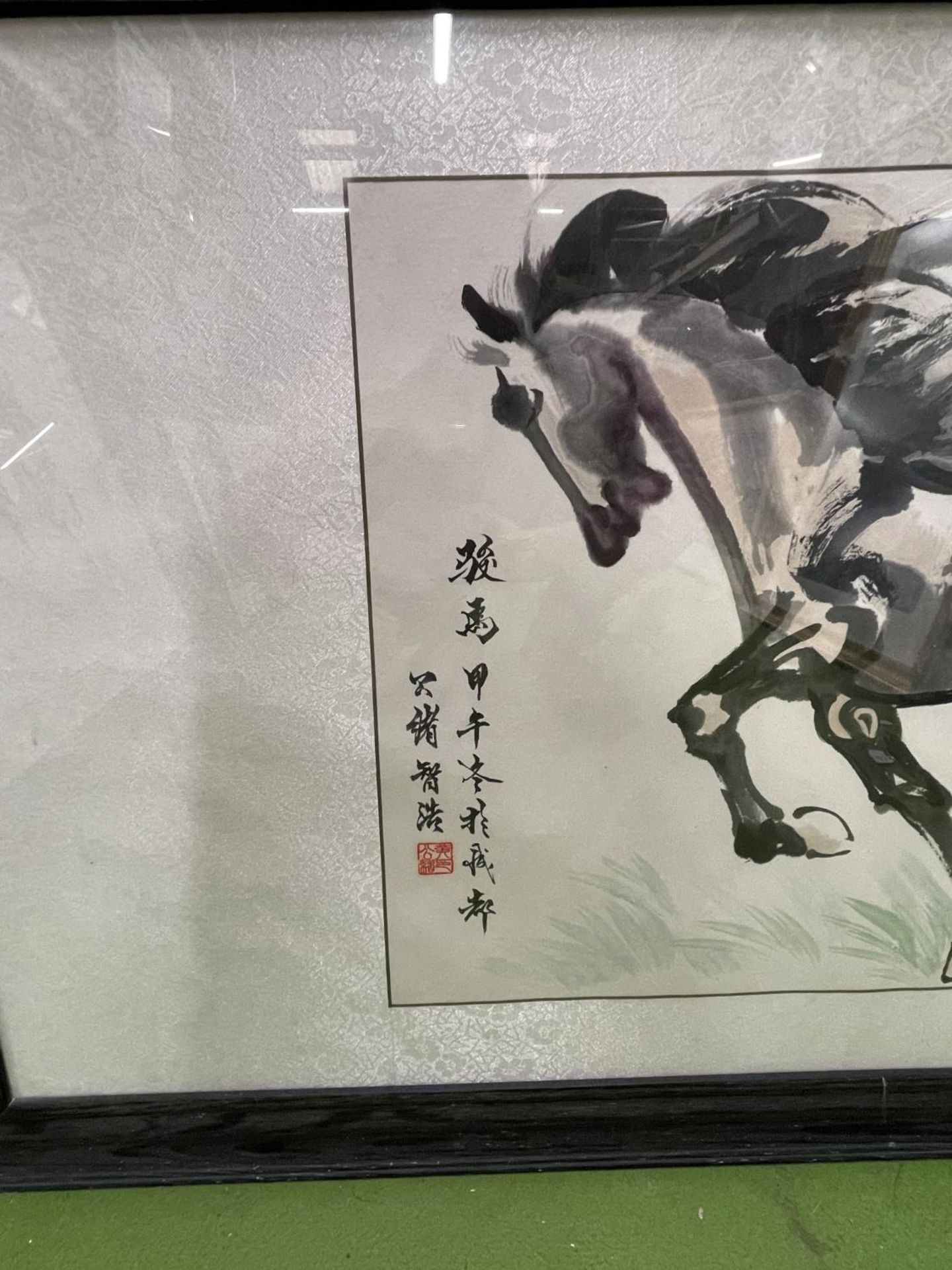 A LARGE ORIENTAL WATERCOLOUR OF A HORSE WITH CHARACTERS TO THE SIDE, ON A FABRIC BACKGROUND, 70CM - Image 2 of 2