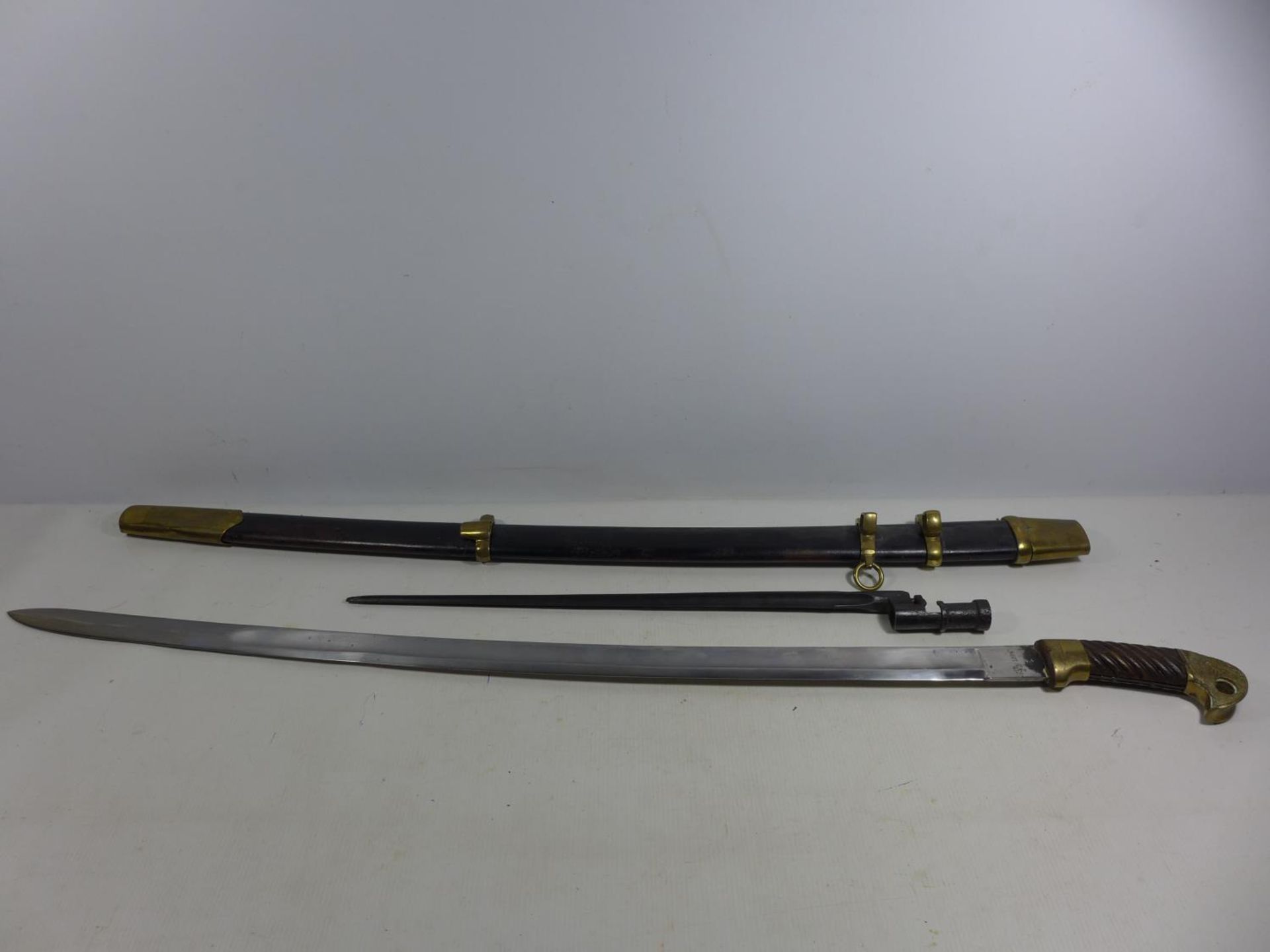 A RUSSIAN COSSACK SHASQUA WITH SCABBARD AND INTEGRAL BAYONET OF UNKNOWN AGE, 80.5CM BLADE, BAYONET