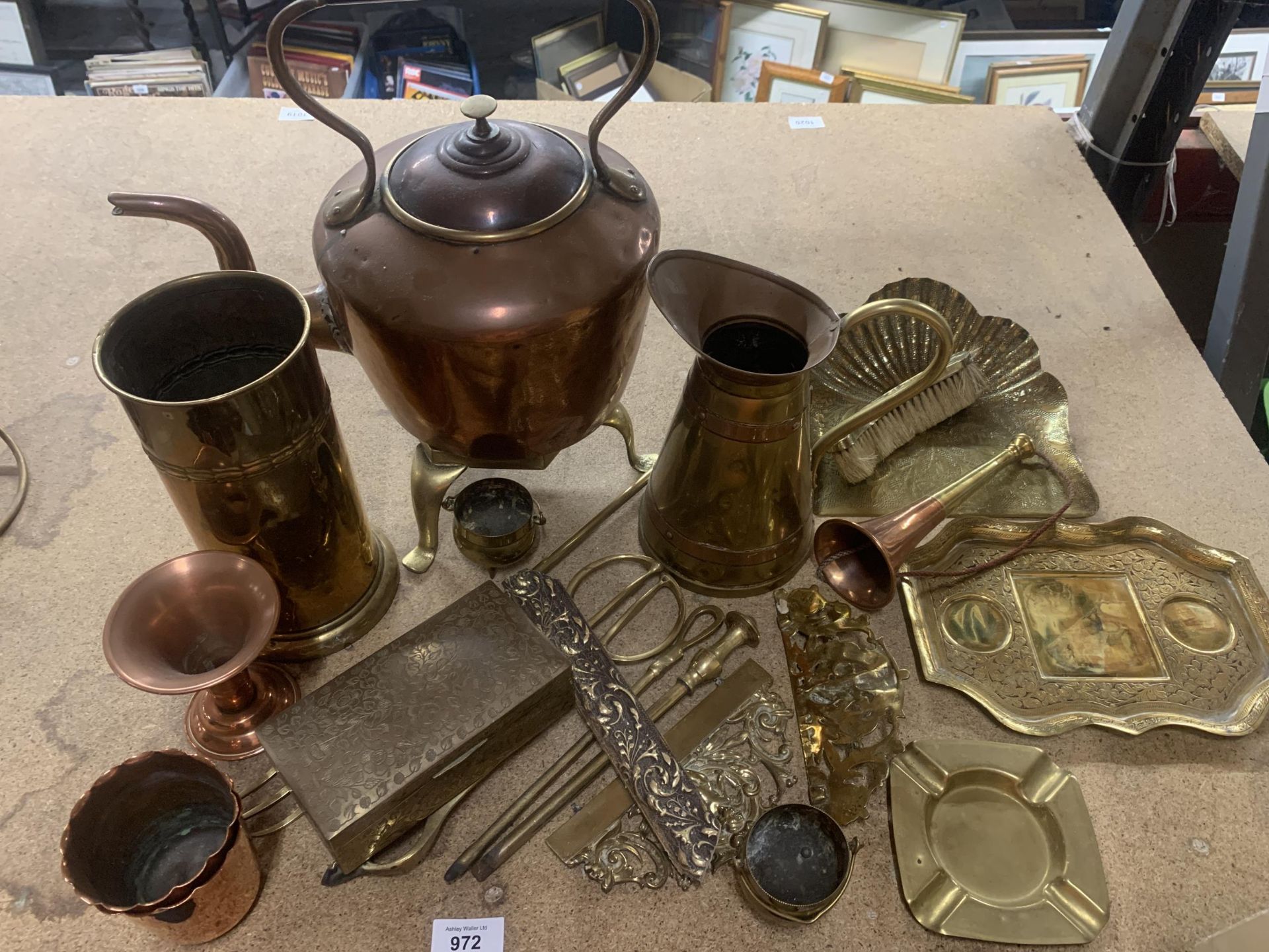 A MIXED GROUP FO BRASS AND COPPER METALWARES TO INCLUDE KETTLE ON TRIVET STAND ETC - Image 2 of 3