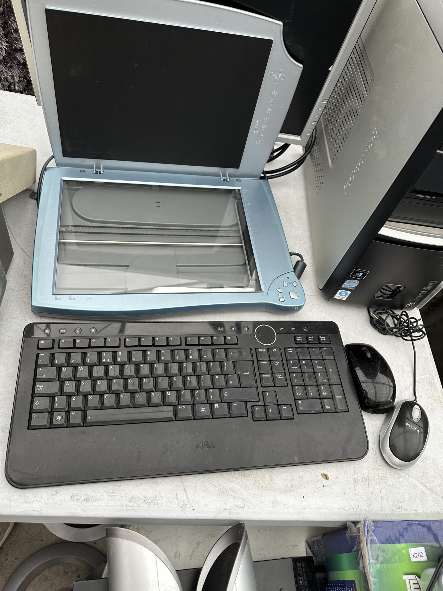 AN ASSORTMENT OF COMPUTER ITEMS TO INCLUE A PACKARD BELL TOWER, A MONITOR AND A KEYBOARD ETC - Image 2 of 4