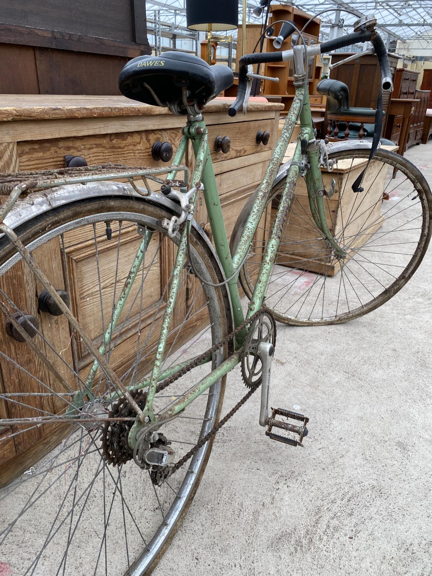 A VINTAGE GREEN DAWES LADIES RACING BIKE WITH 5 SPEED GEAR SYSTEM - Image 2 of 3