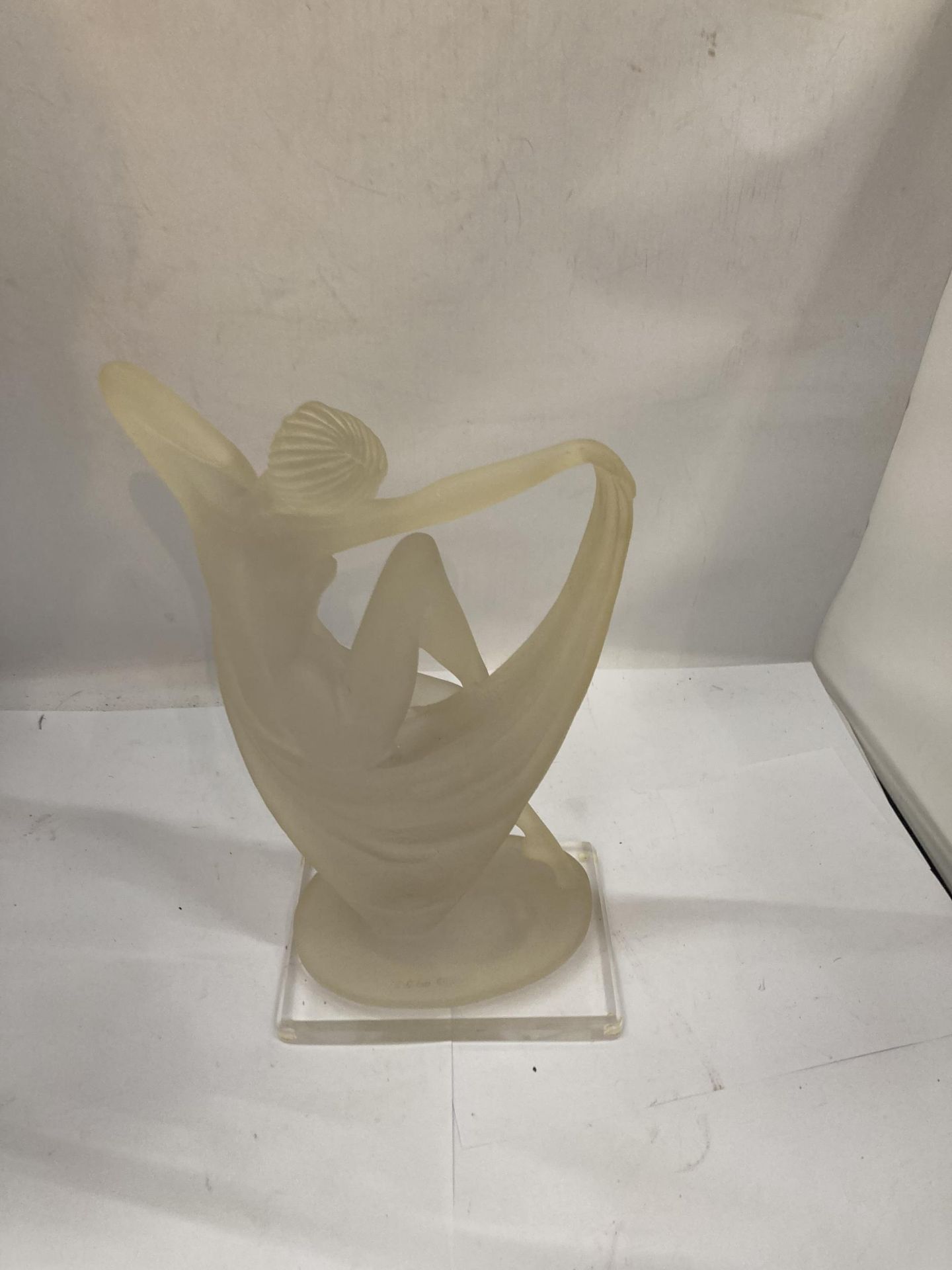 AN ART DECO FROSTED GLASS FIGURE - Image 4 of 4