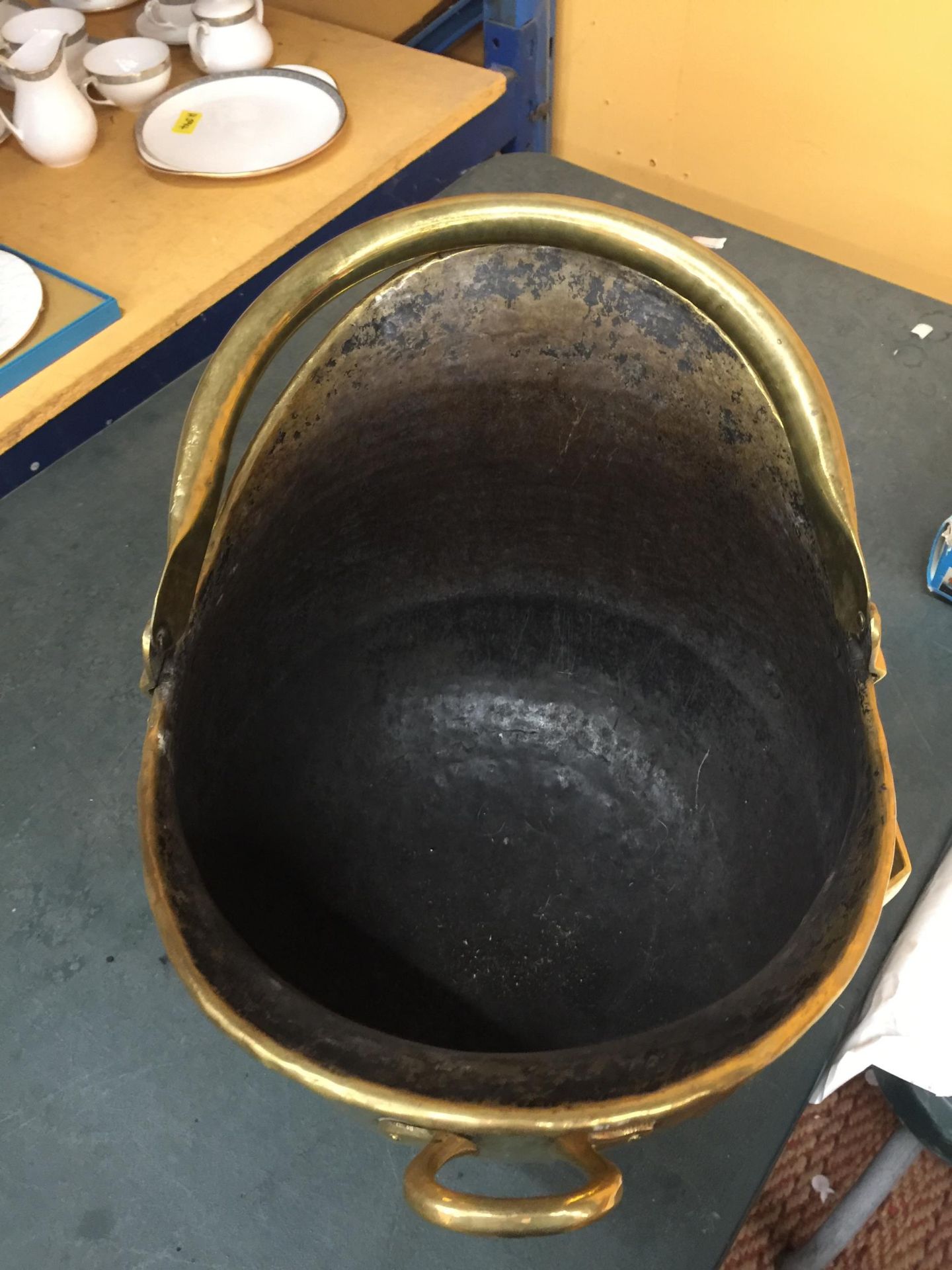 A VINTAGE BRASS COAL BUCKET WITH SWING HANDLE - Image 3 of 4