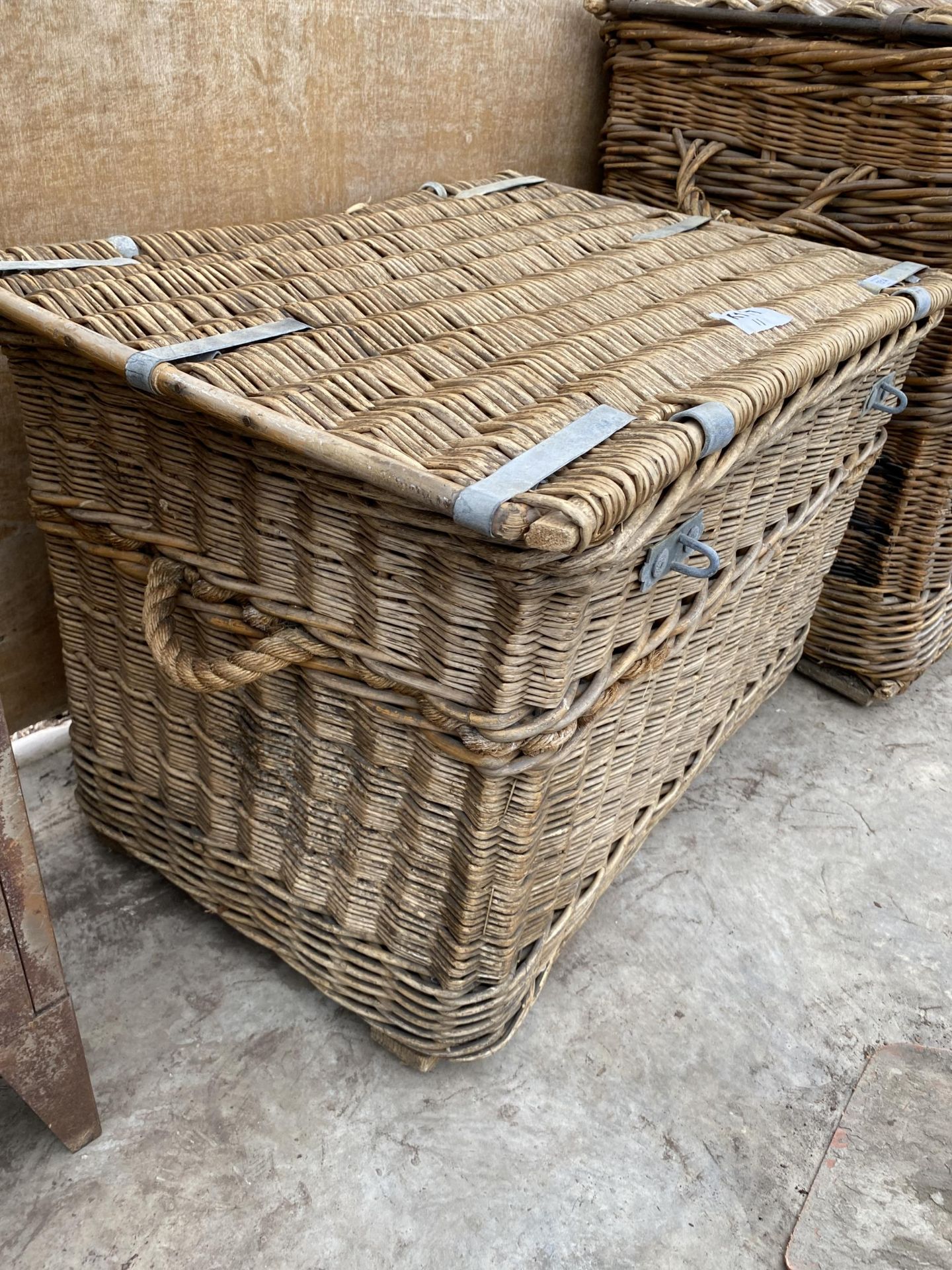 A LARGE WICKER LOG BASKET WITH HINGED LID AND METAL BANDING - Bild 6 aus 6