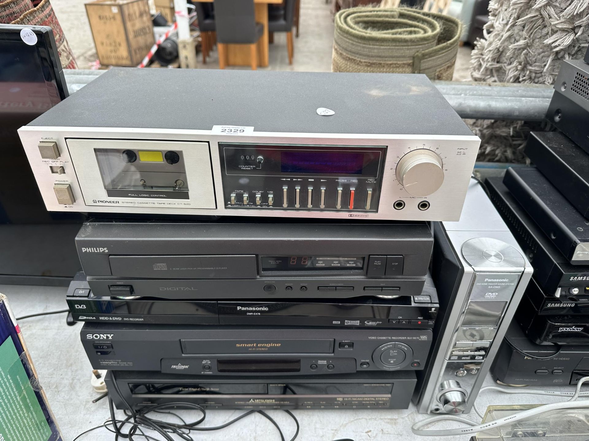 AN ASSORTMENT OF ITEMS TO INCLUDE A PIONEER STEREO CASSETTE DECK AND VHS PLAYERS ETC
