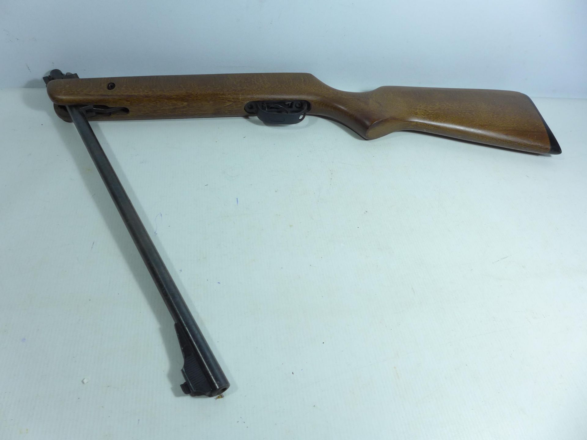 A BSA METEOR .22 CALIBRE AIR RIFLE, 47CM BARREL, SERIAL NUMBER WE16444, LENGTH 106CM, TWO TINS OF - Image 5 of 5