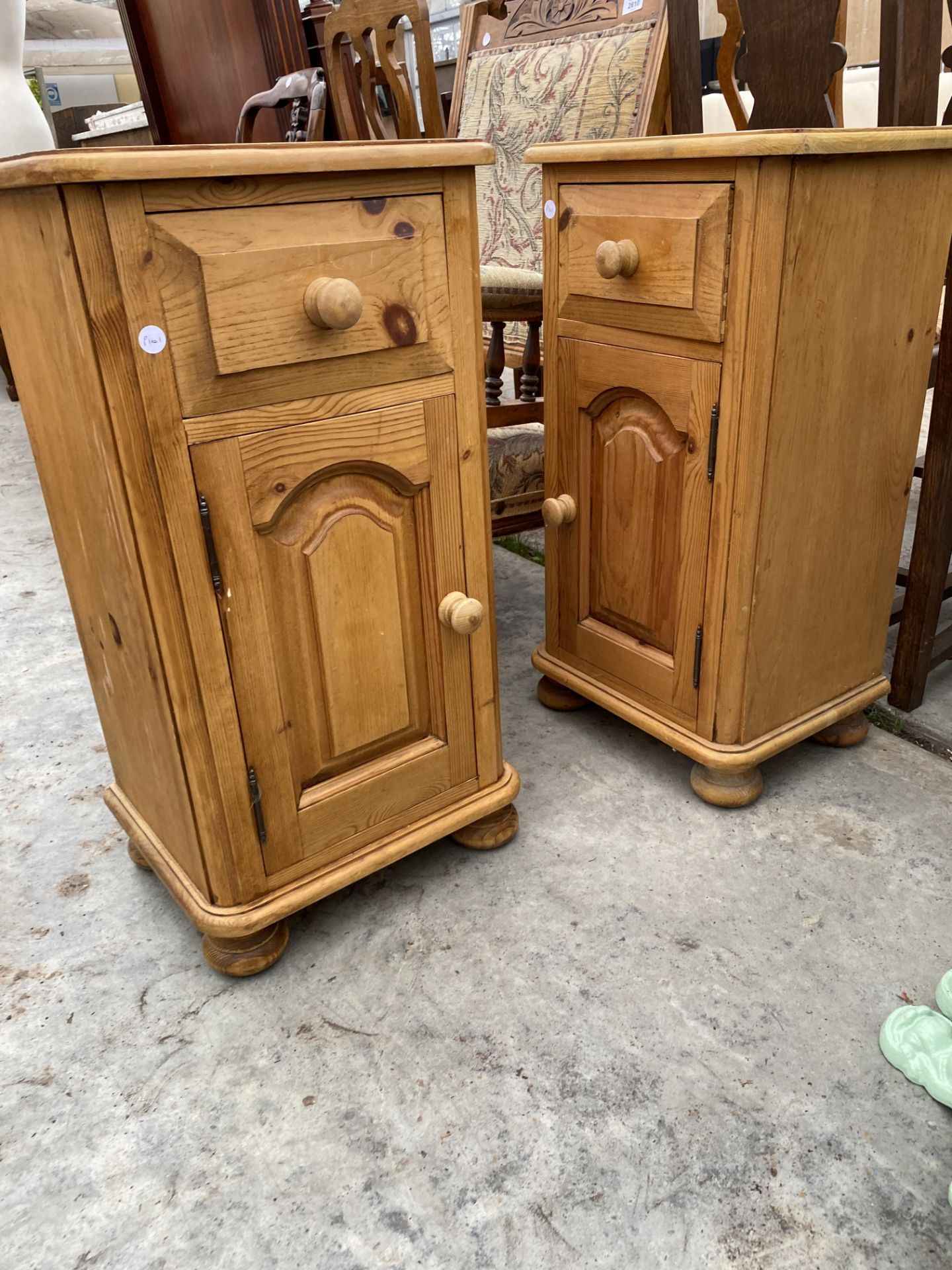 A PAIR OF VICTORIAN STYLE PINE BEDSIDE LOCKERS - Bild 2 aus 2