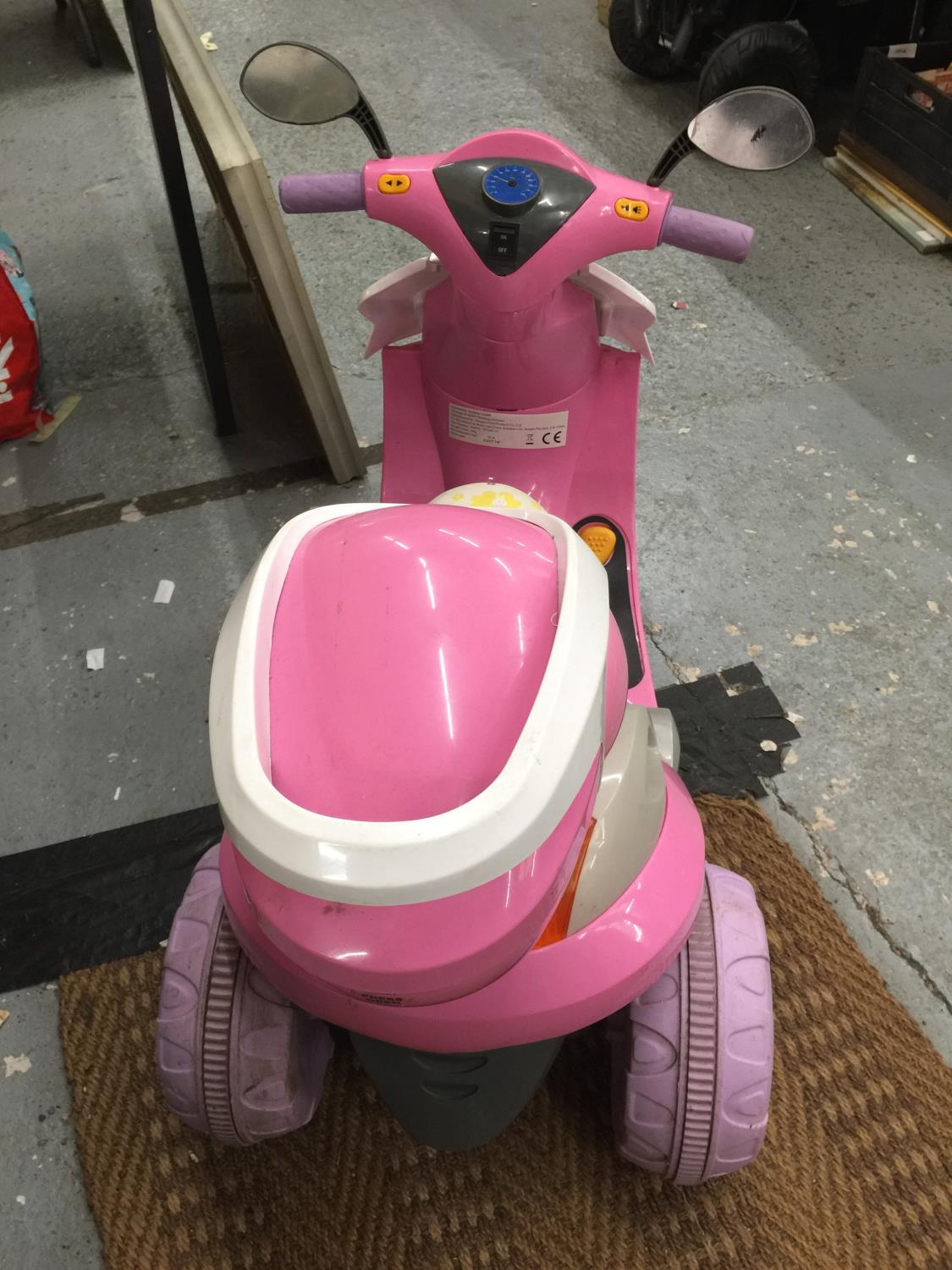 A CHILDREN'S PINK ELECTRIC THREE WHEELED SCOOTER WITH CHARGER - VENDOR STATES IN WORKING ORDER AND - Image 3 of 3