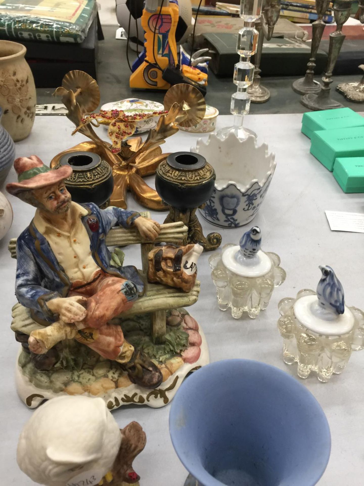 A MIXED LOT TO INCLUDE A CAPODIMONTE FIGURE, GLASS CANDLESTICKS, A WEDGWOOD JASPERWARE VASE, TRINKET - Image 3 of 3